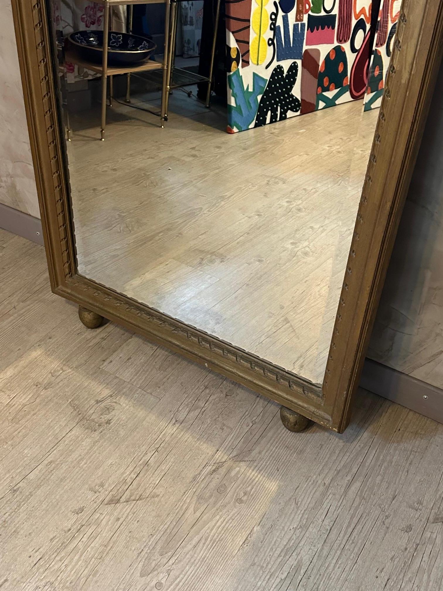 Specchio in legno dorato e smussato in stile Luigi XVI del XX secolo in vendita 1