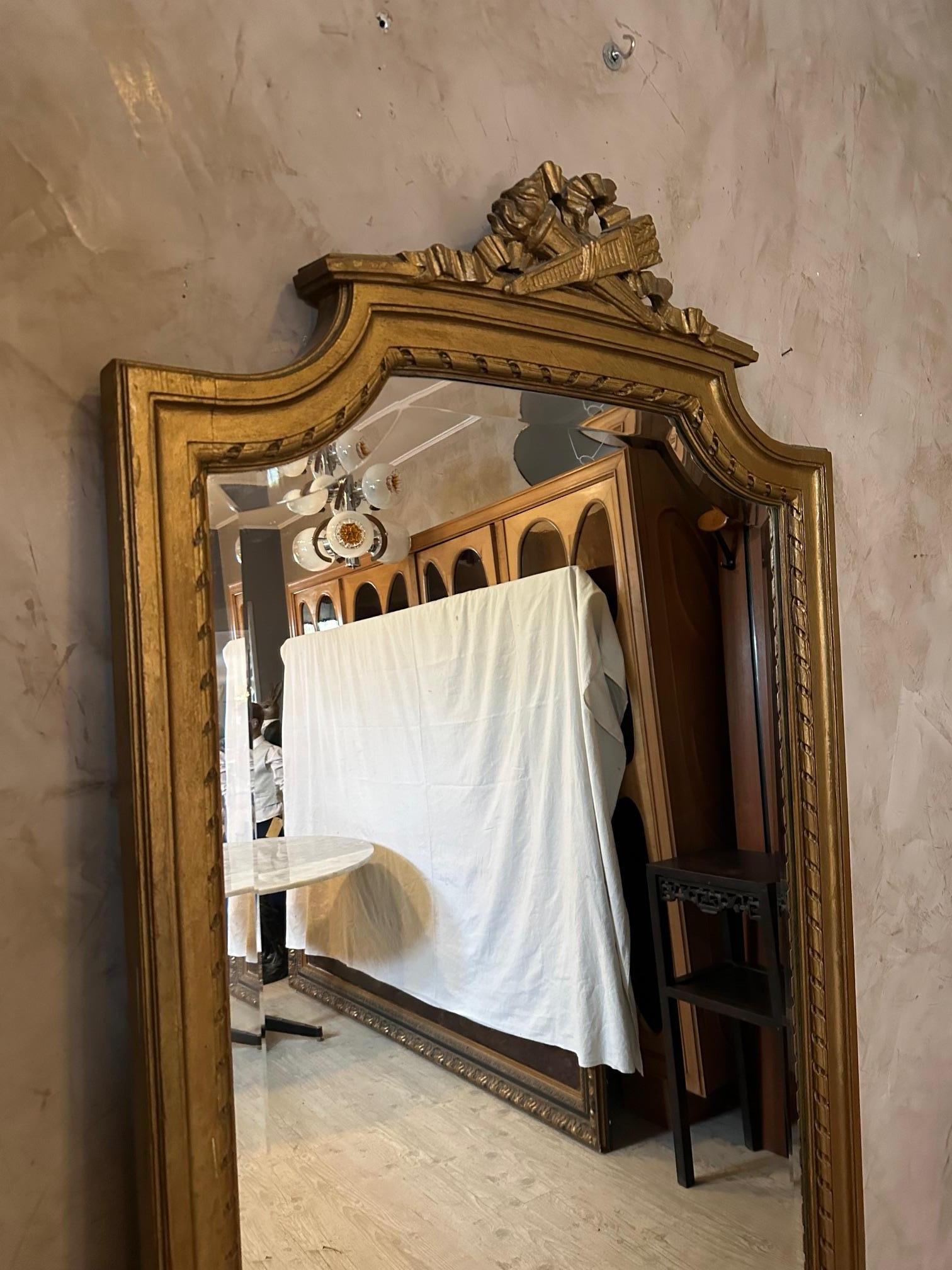 Specchio in legno dorato e smussato in stile Luigi XVI del XX secolo in vendita 4