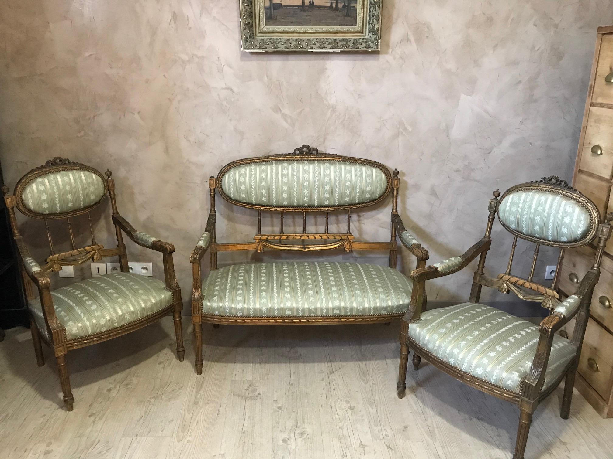 Very nice 20th century French Louis XVI style golden wood and green silk Salon from the 1920s.
A sofa, two armchairs and two chairs.
Good main condition but some flaws:
- Missing glans on the sofa and one on an armchair
- An armchair foot has