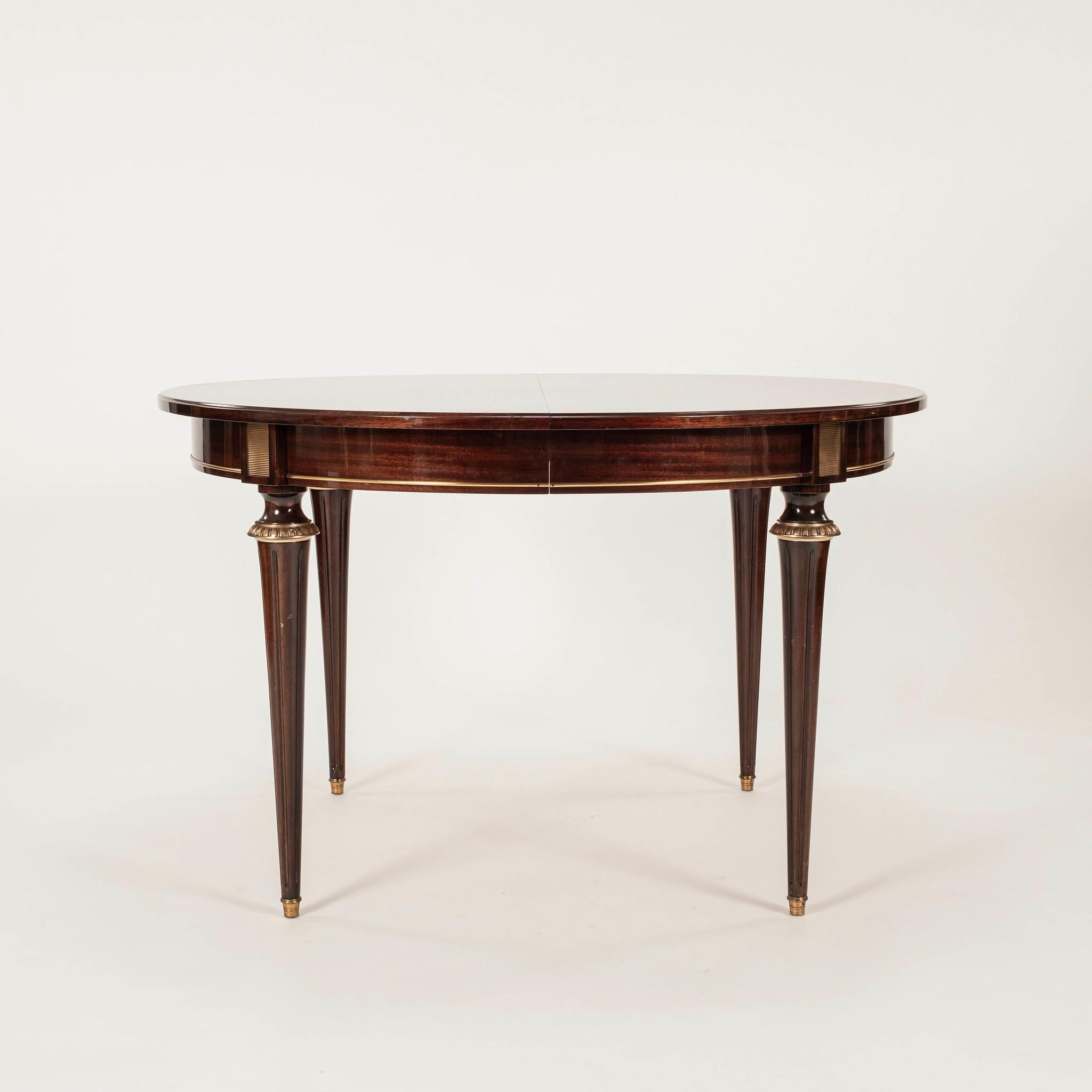 Laqué Table de salle à manger laquée de style Louis XVI du 20e siècle, ~48
