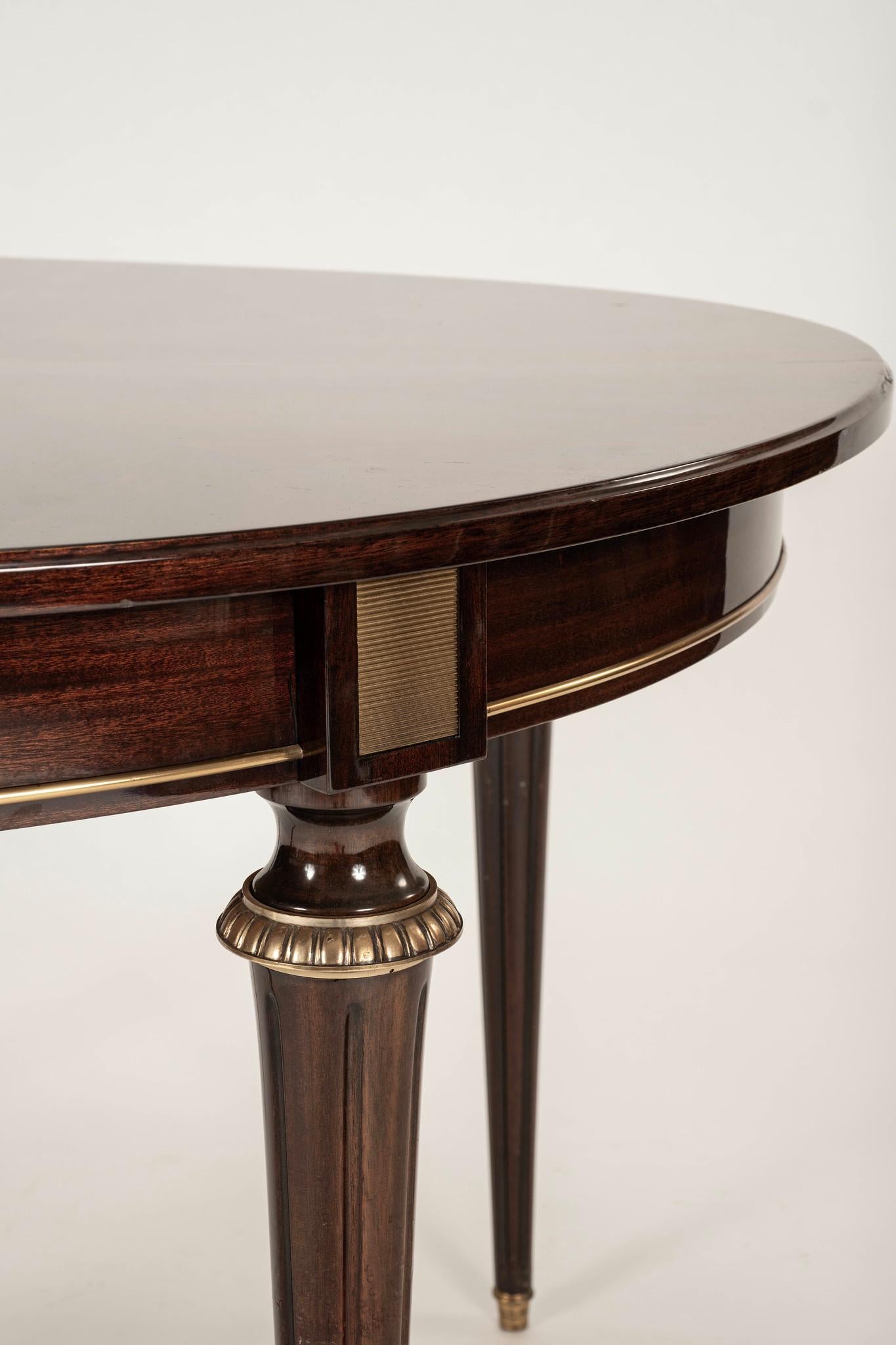 20ième siècle Table de salle à manger laquée de style Louis XVI du 20e siècle, ~48