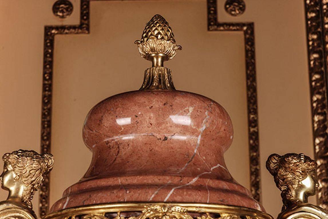 Prächtige gefütterte Vase im Stil von Louis XVI.
Bordeau roter Marmor mit grau-weißer Sprenkelung. Eiförmiger Korpus, verbunden mit breitem ornamentalem Relief und unterbrochenem Kranz. Verziert mit graviertem klassizistischem Korbgeflecht,