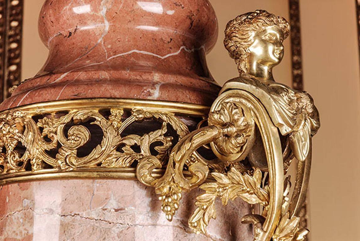 Deckelvase im Louis-XVI-Stil des 20. Jahrhunderts (Graviert) im Angebot