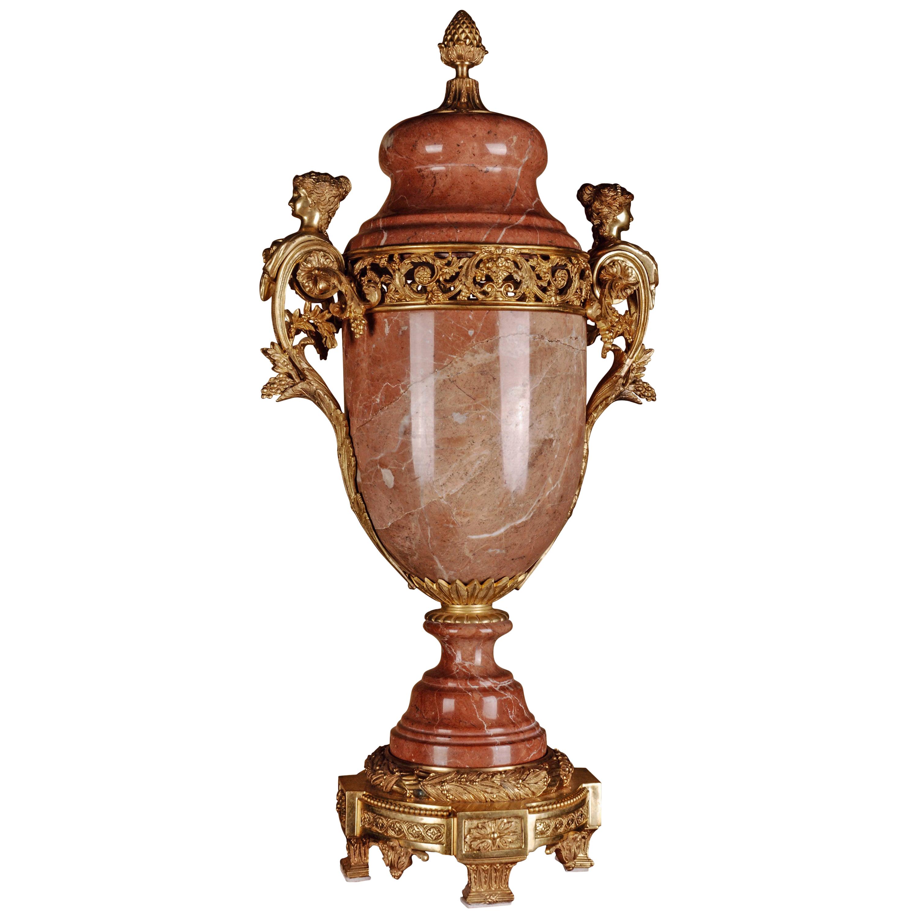 Vase à couvercle de style Louis XVI du XXe siècle