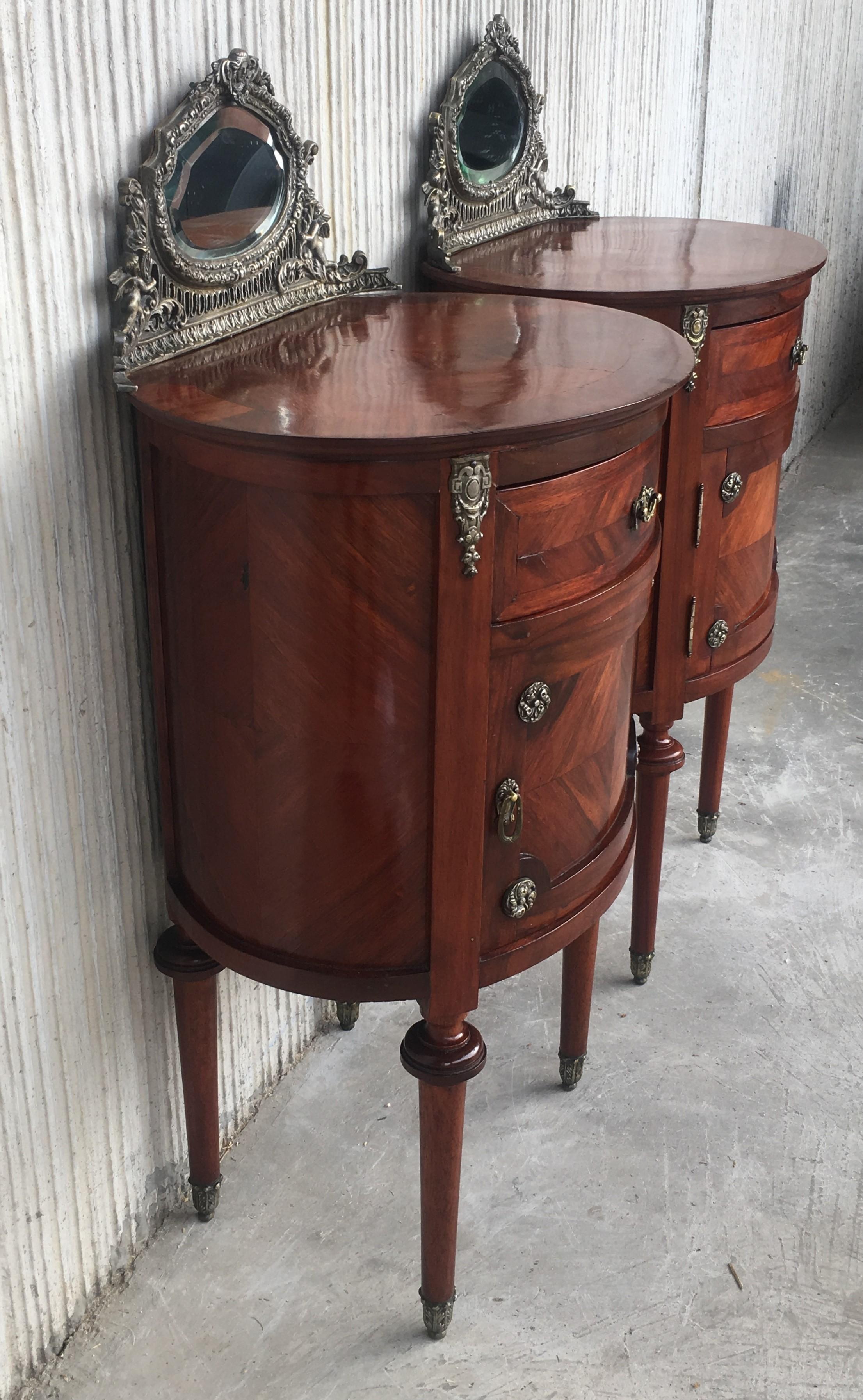 20th Century Louis XVI Style Marquetry Nightstands with Metal and Mirror Crest In Good Condition In Miami, FL