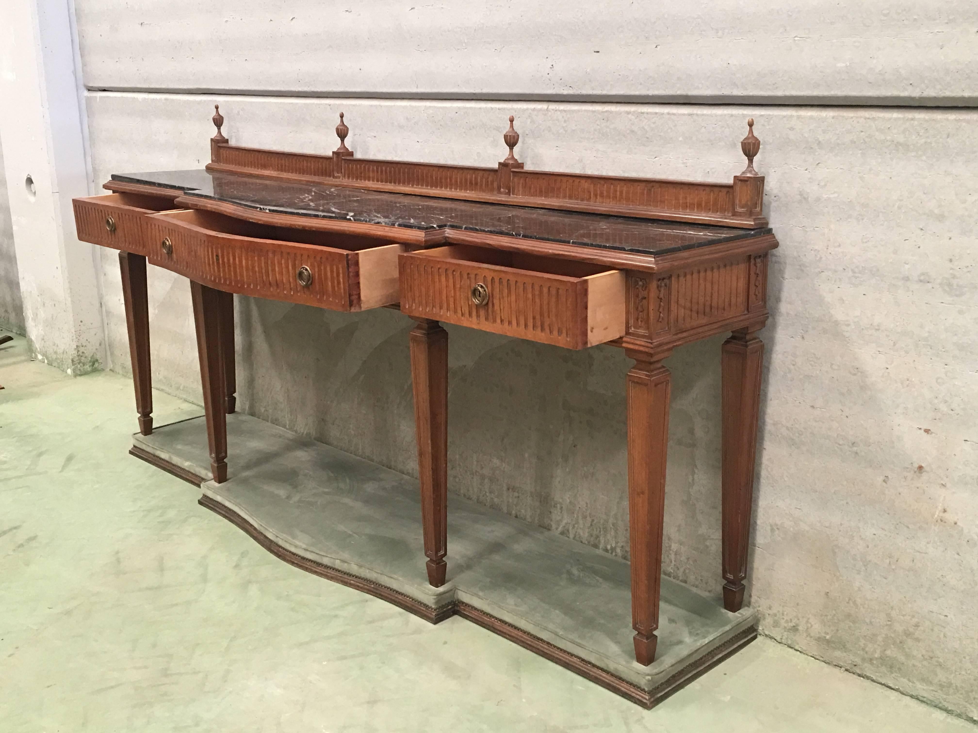 XIXe siècle Table console néoclassique de style Louis XVI du XXe siècle avec trois tiroirs en vente