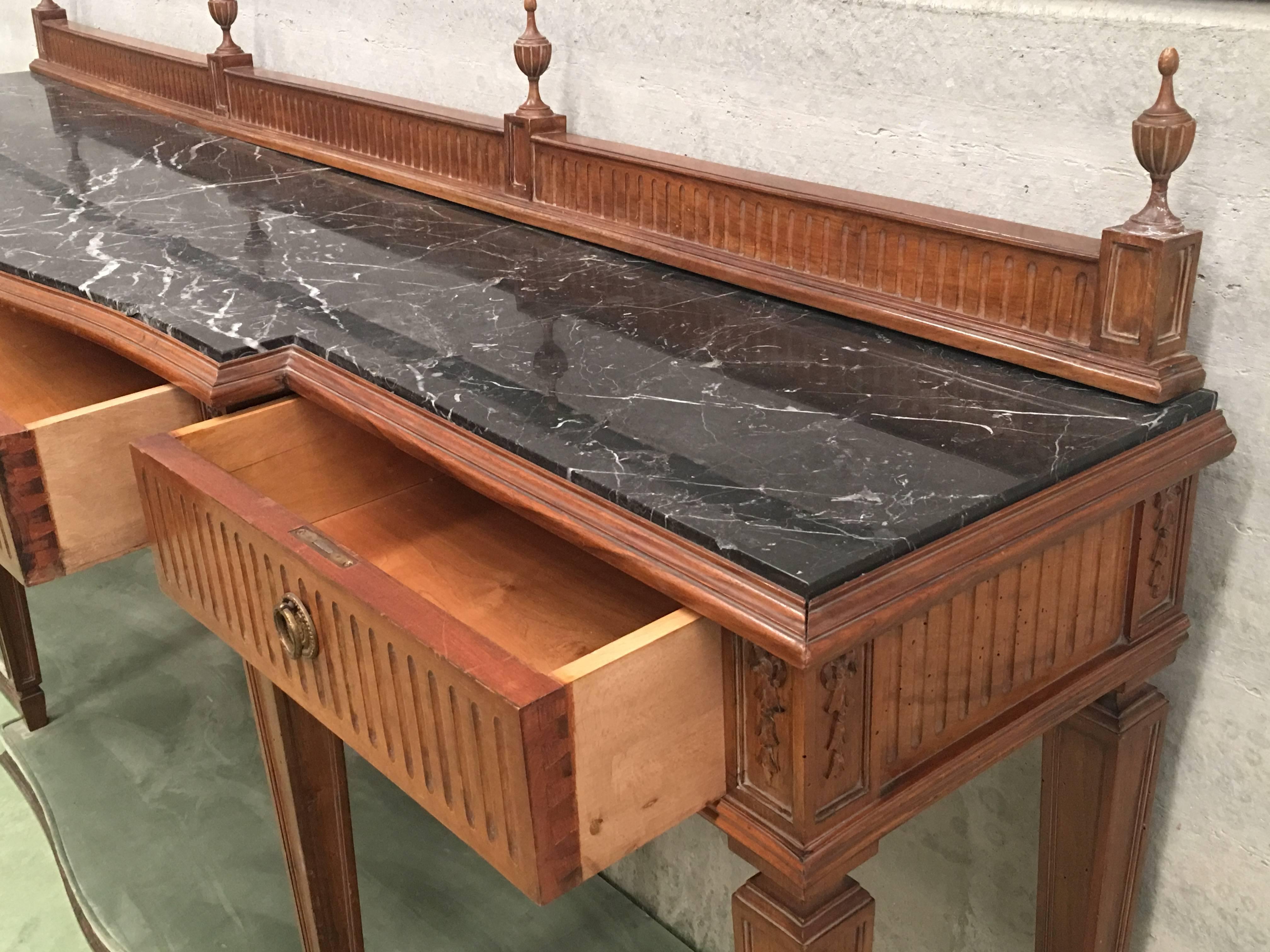 Table console néoclassique de style Louis XVI du XXe siècle avec trois tiroirs en vente 1
