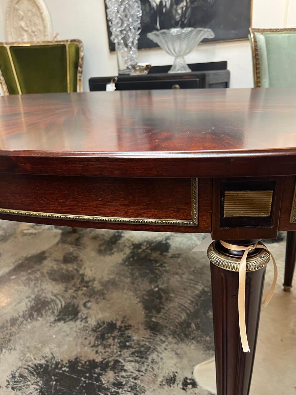 20th Century Louis XVI Style Oval Dining Table In Good Condition For Sale In Houston, TX