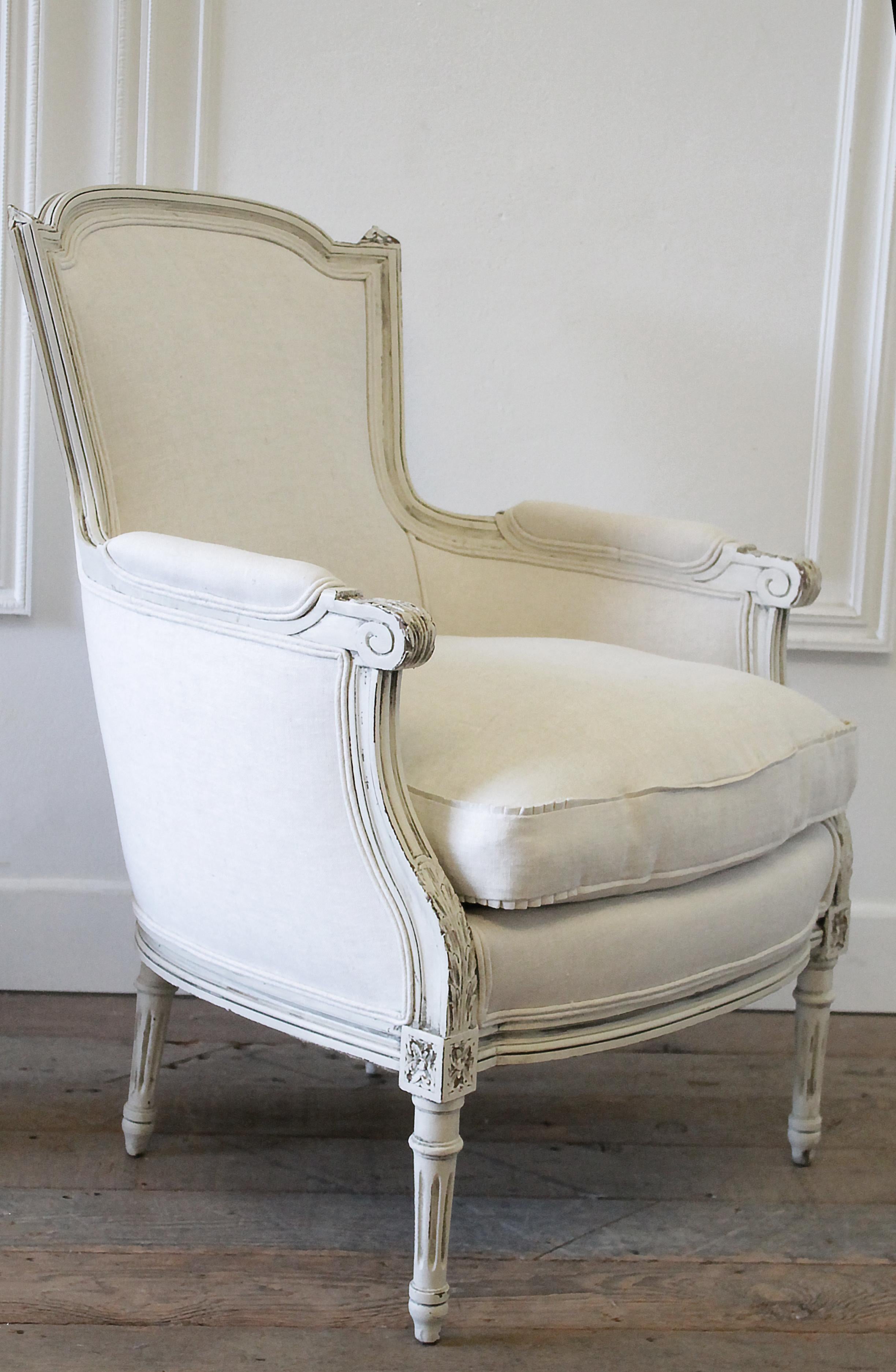 20th Century Louis XVI Style Painted French Bergere Chair in Natural Linen 11