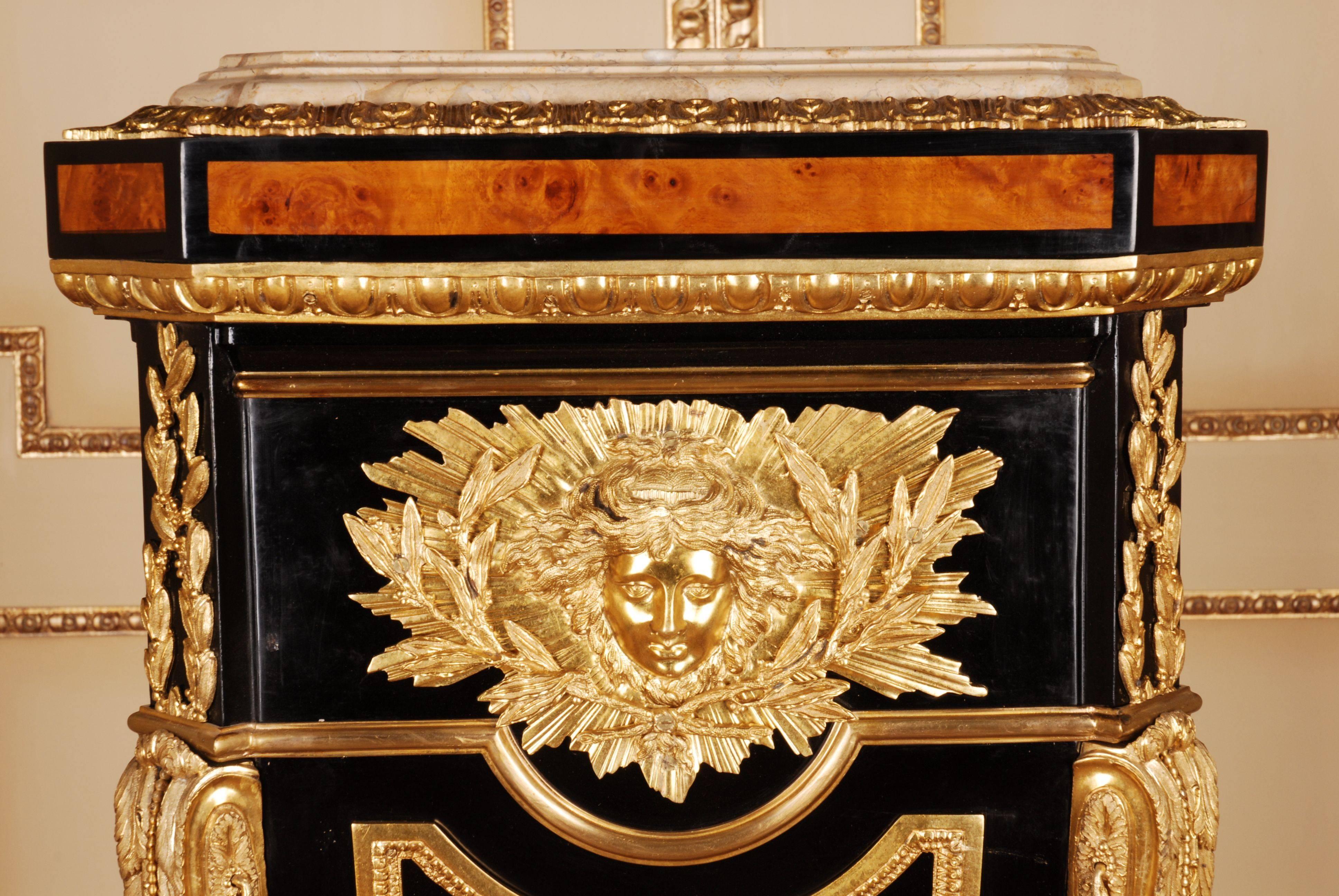 Gravé Piédestal de style Louis XVI du 20ème siècle d'après Jean Henri Riesener en vente