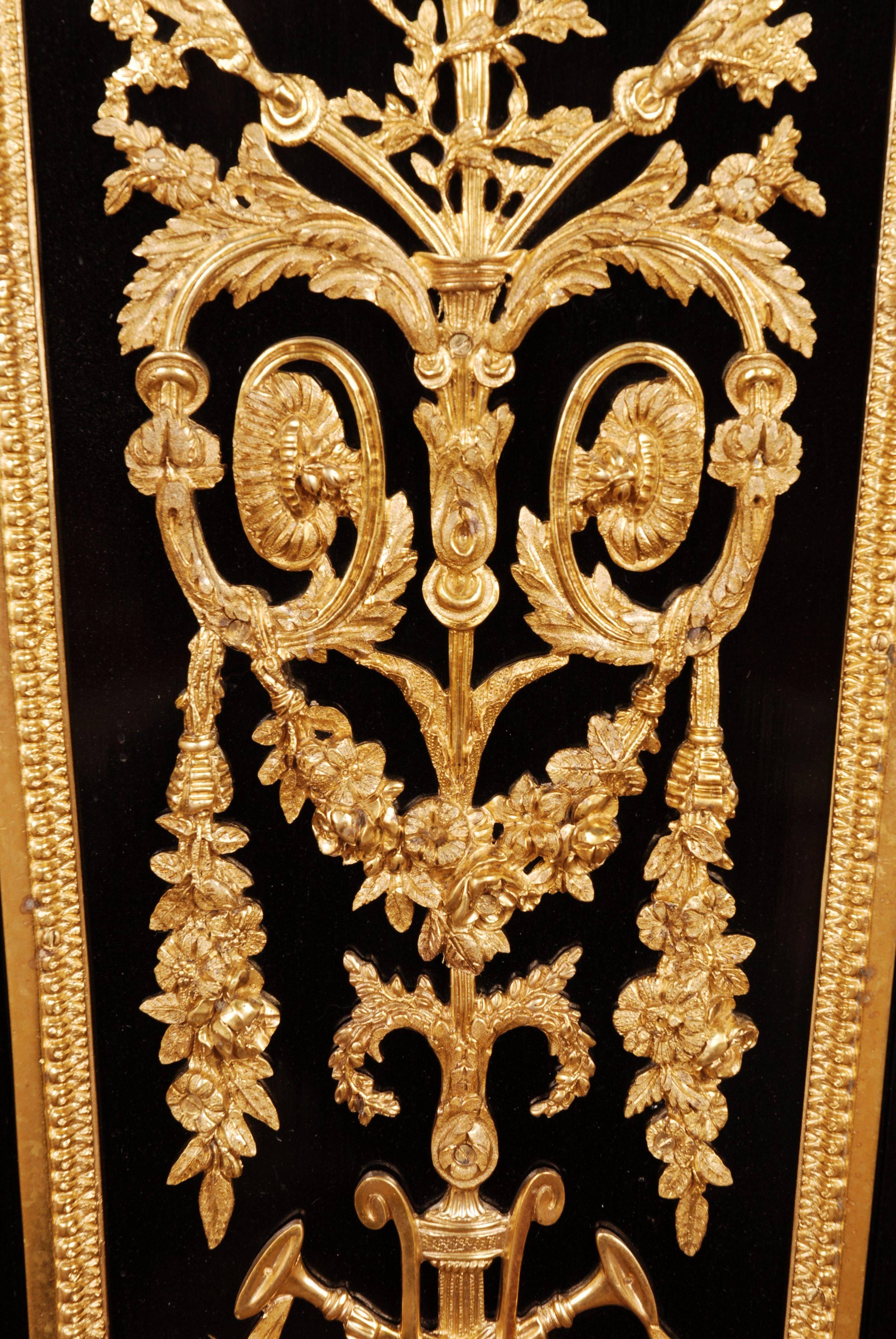 Sockel im Louis-XVI-Stil des 20. Jahrhunderts nach Jean Henri Riesener (Kiefernholz) im Angebot