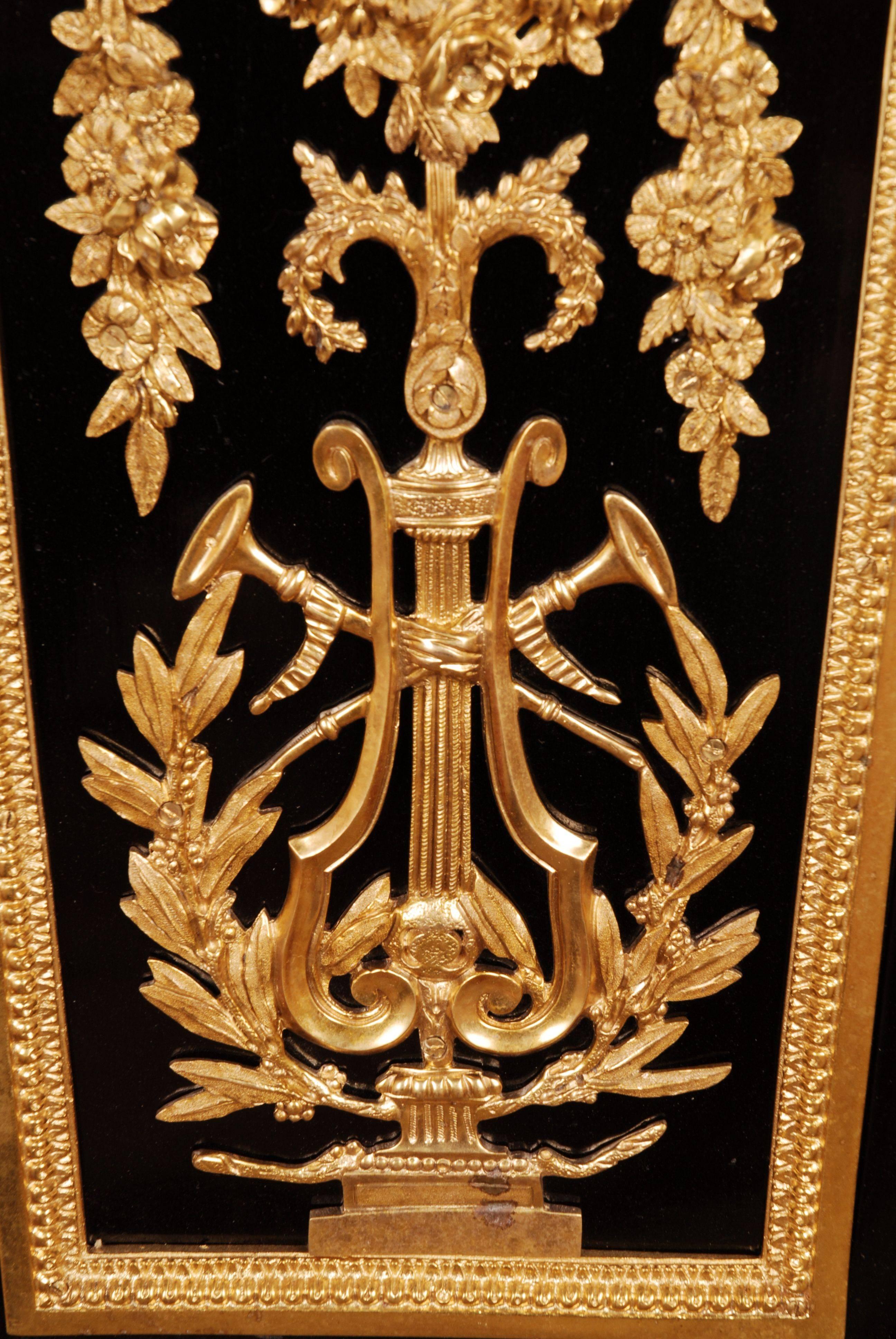 Piédestal de style Louis XVI du 20ème siècle d'après Jean Henri Riesener en vente 1