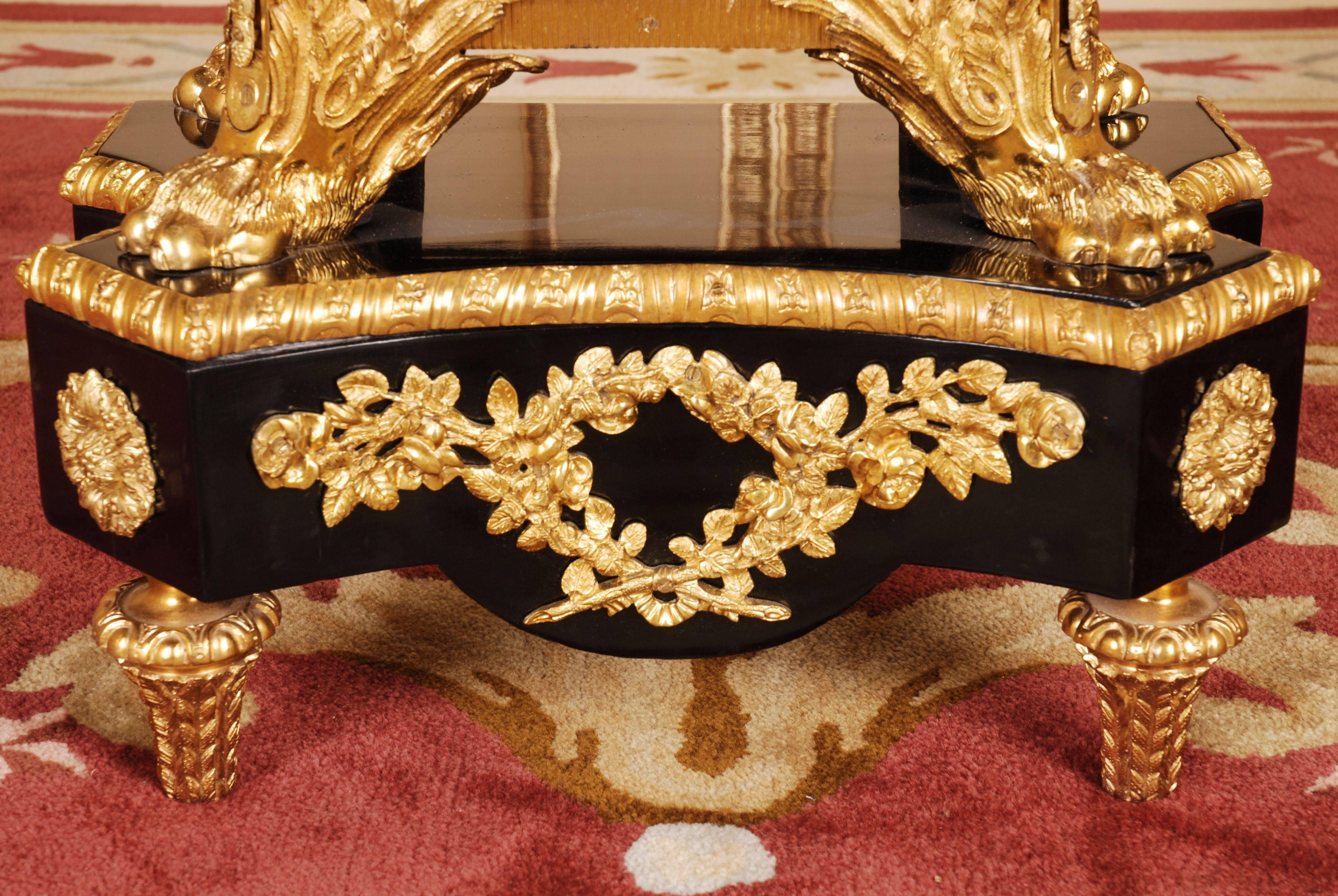 Piédestal de style Louis XVI du 20ème siècle d'après Jean Henri Riesener en vente 2