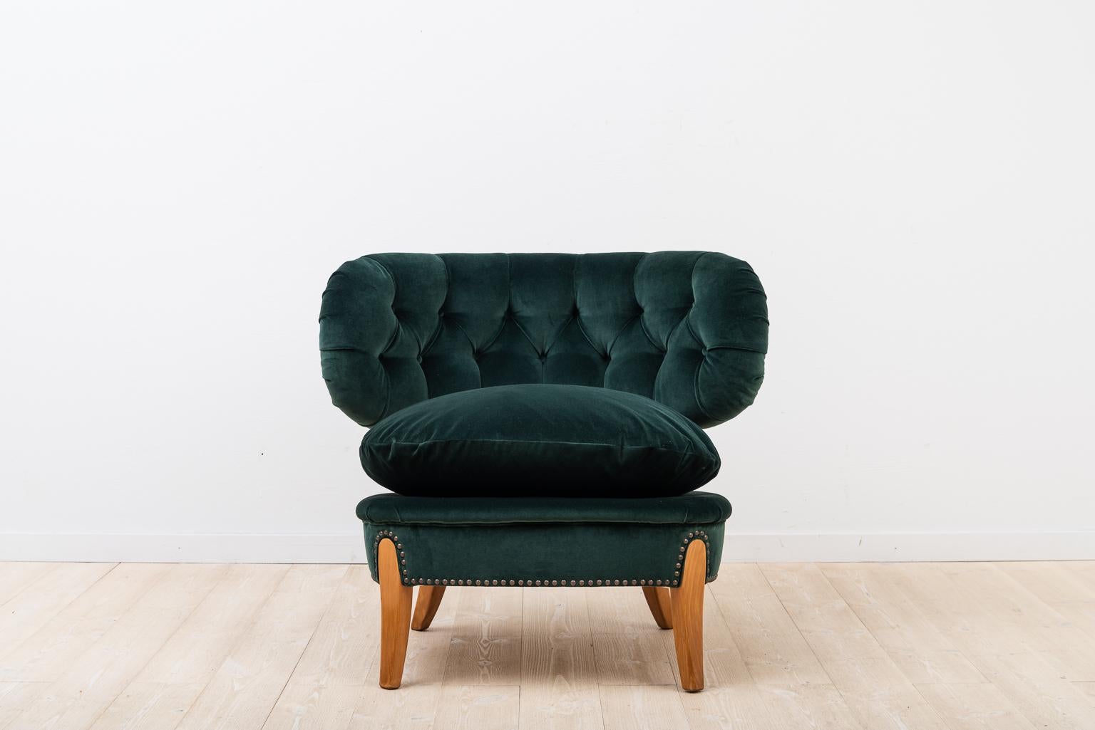 Lounge chair Schultz by Otto Schultz from the 20th century. The lounge chair was manufactured by Jio furniture and defined by Schultz in 1936. The chair has recently been renovated. The upholstery is new and made in emerald green plush fabric. The