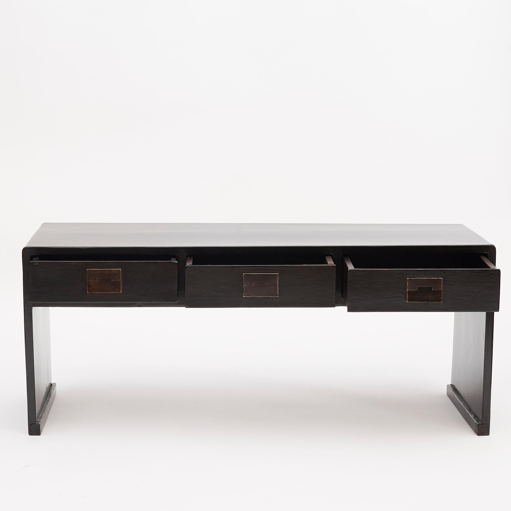Low three-drawer black lacquer console table (Kang table). Freestanding. Beijing 1920-1930. Suitable for TV.
      