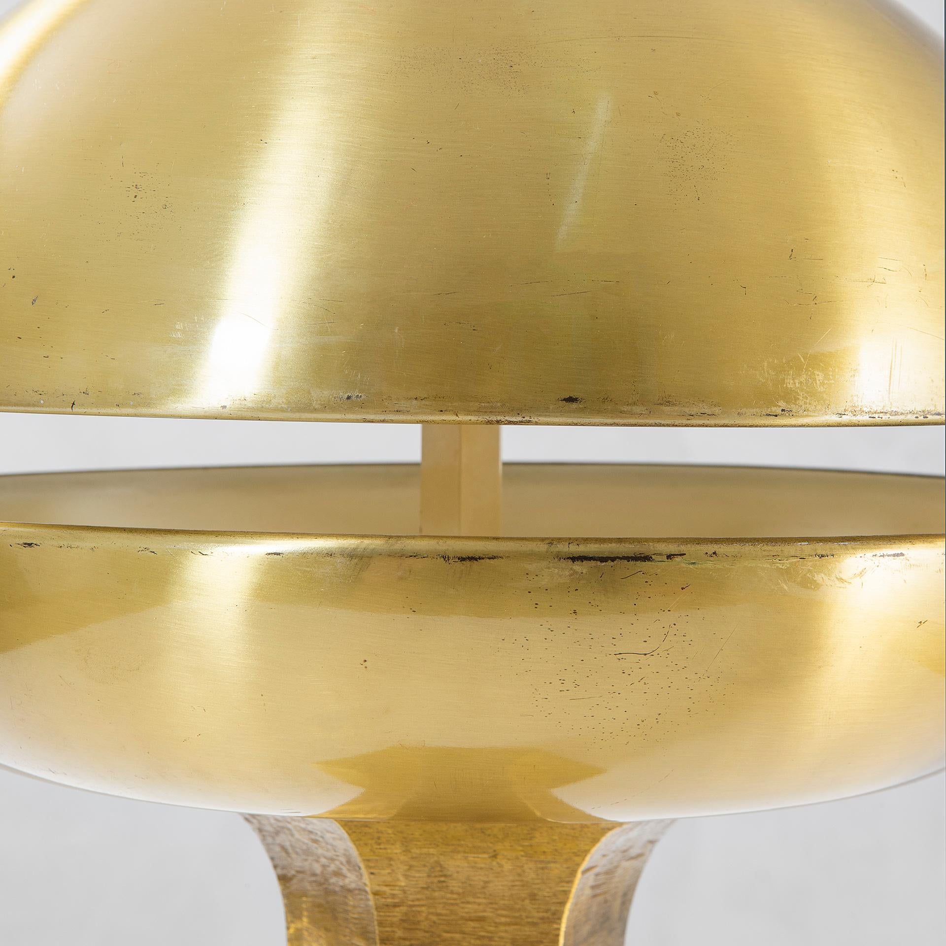 Italian 20th Century Big Table Lamp in Hammered Brass by Luciano Frigerio di Desio 70s For Sale