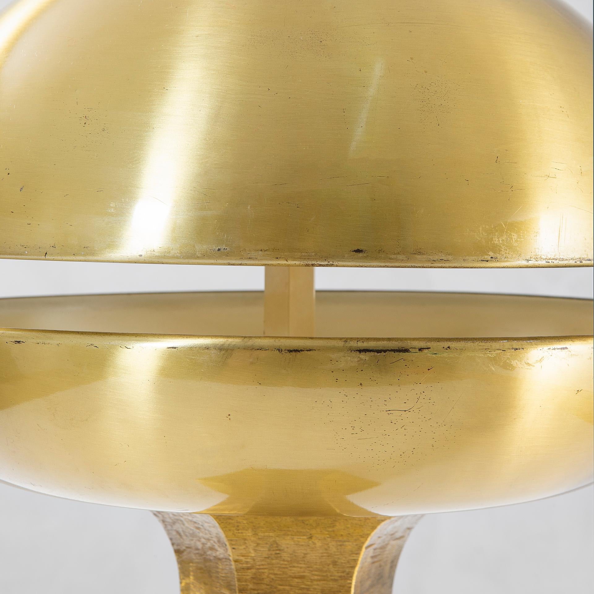 Große Tischlampe aus gehämmertem Messing des 20. Jahrhunderts von Luciano Frigerio di Desio 70er Jahre (Italienisch) im Angebot