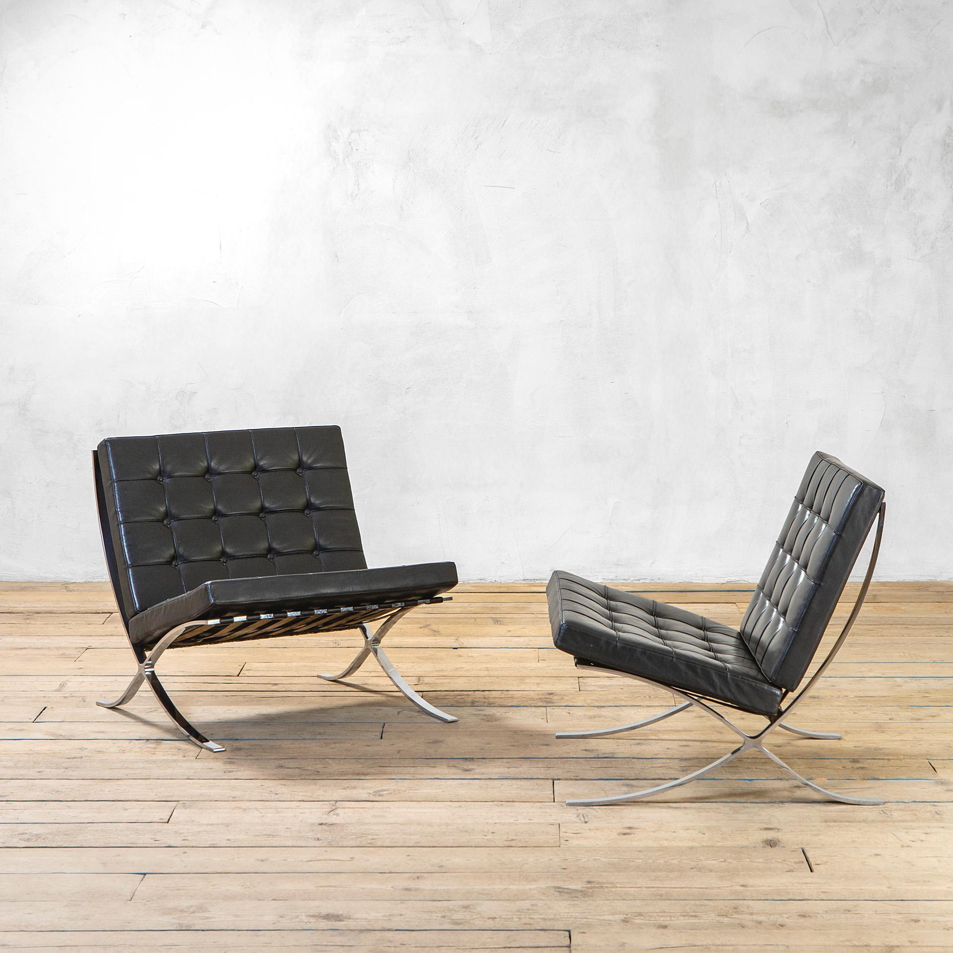 Voici une paire de sièges mod. MR90 Barcelona, produit dans les années 1960 circa par Knoll International. 
La chaise Barcelona a été conçue par Ludwig Mies van der Rohe et Lilly Reich pour le pavillon allemand de l'Exposition internationale de