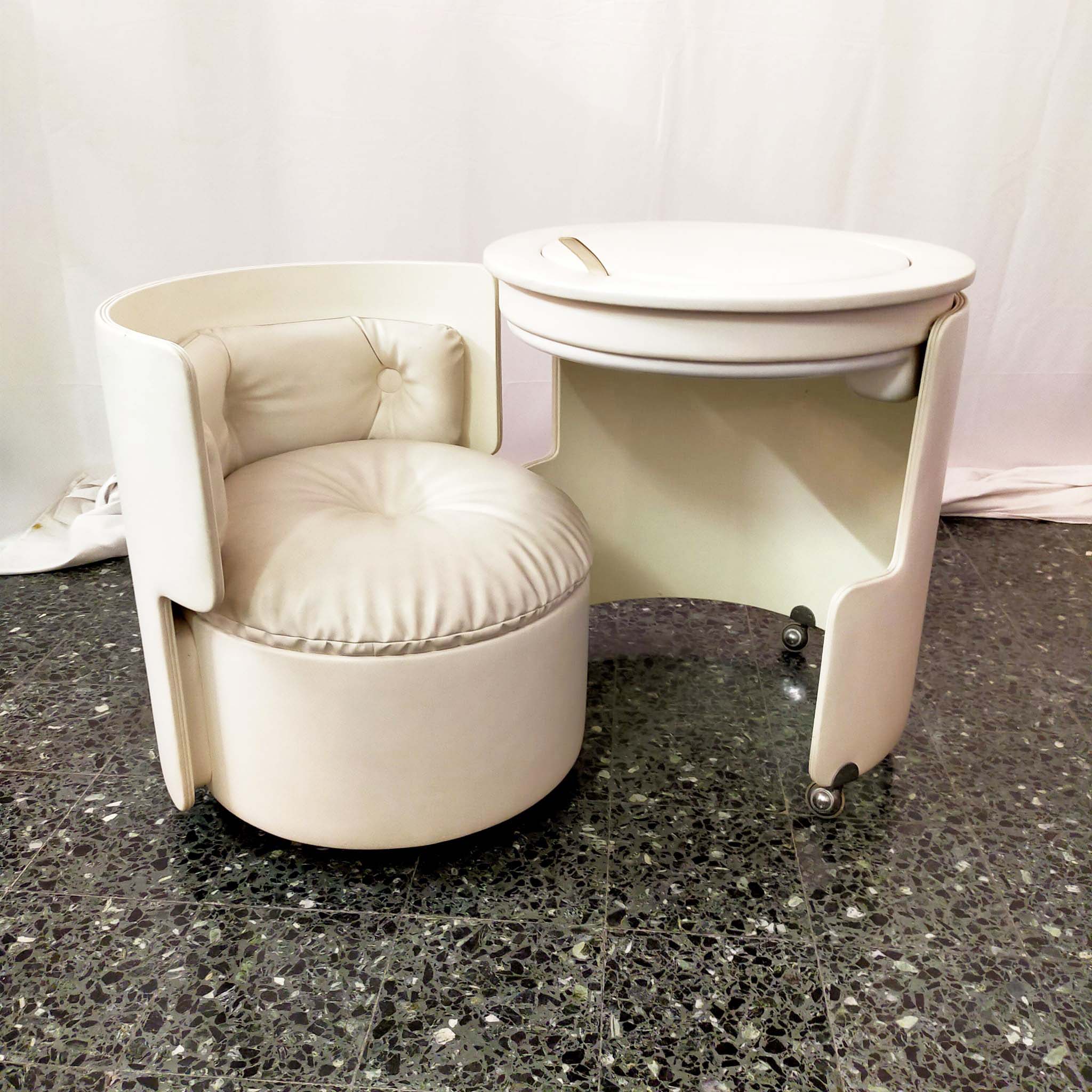 Modèle de coiffeuse Dilly Dally conçu par Luigi Massoni pour Poltrona Frau dans les années 1960. La coiffeuse est composée de deux pièces, un fauteuil rond (qui mesure à lui seul 70 x 65 x 60 cm) et la table elle-même avec un espace pour les