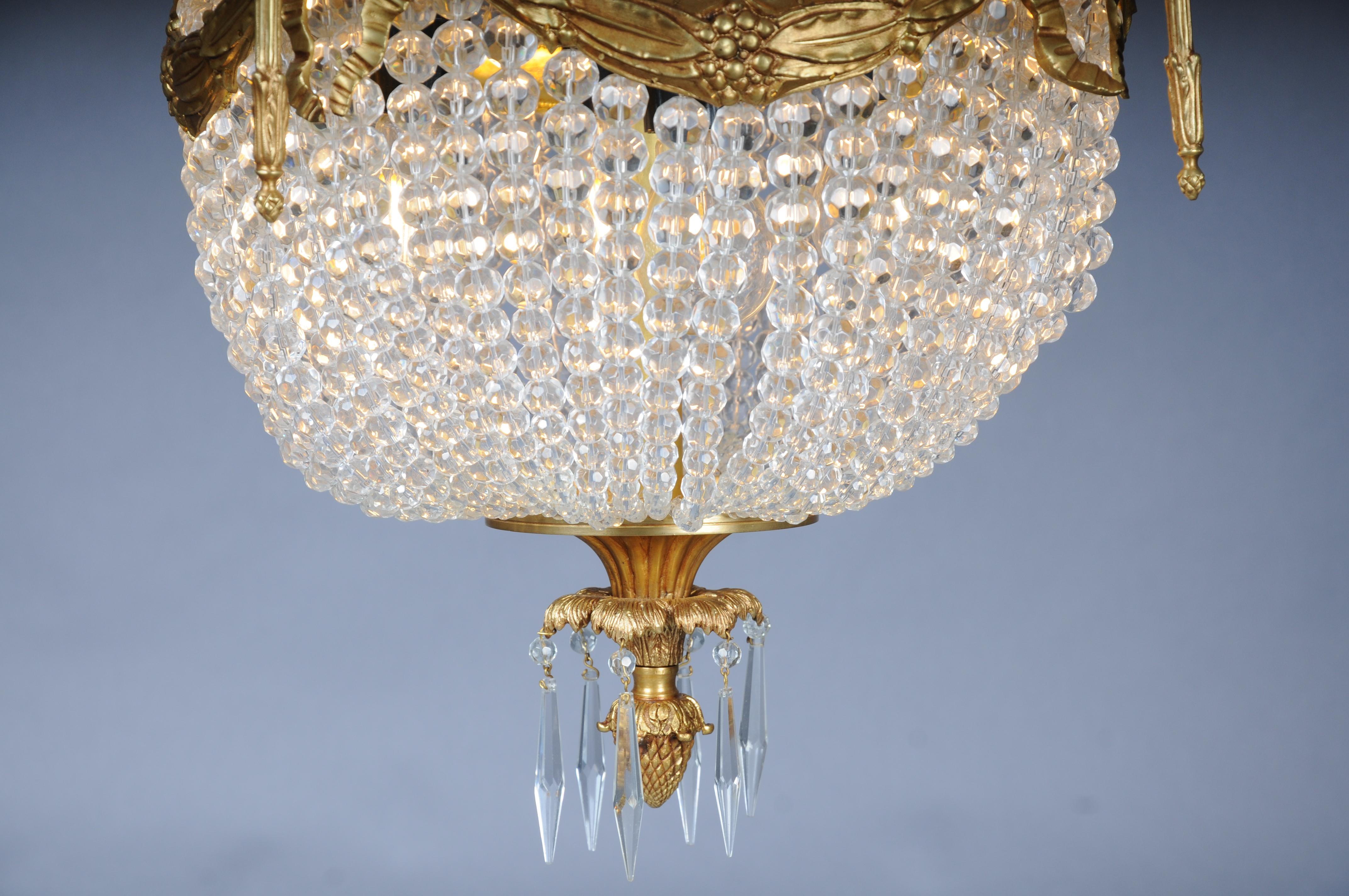Lampadario in cristallo francese di lusso del XX secolo con prismi sferici e oro in vendita 6