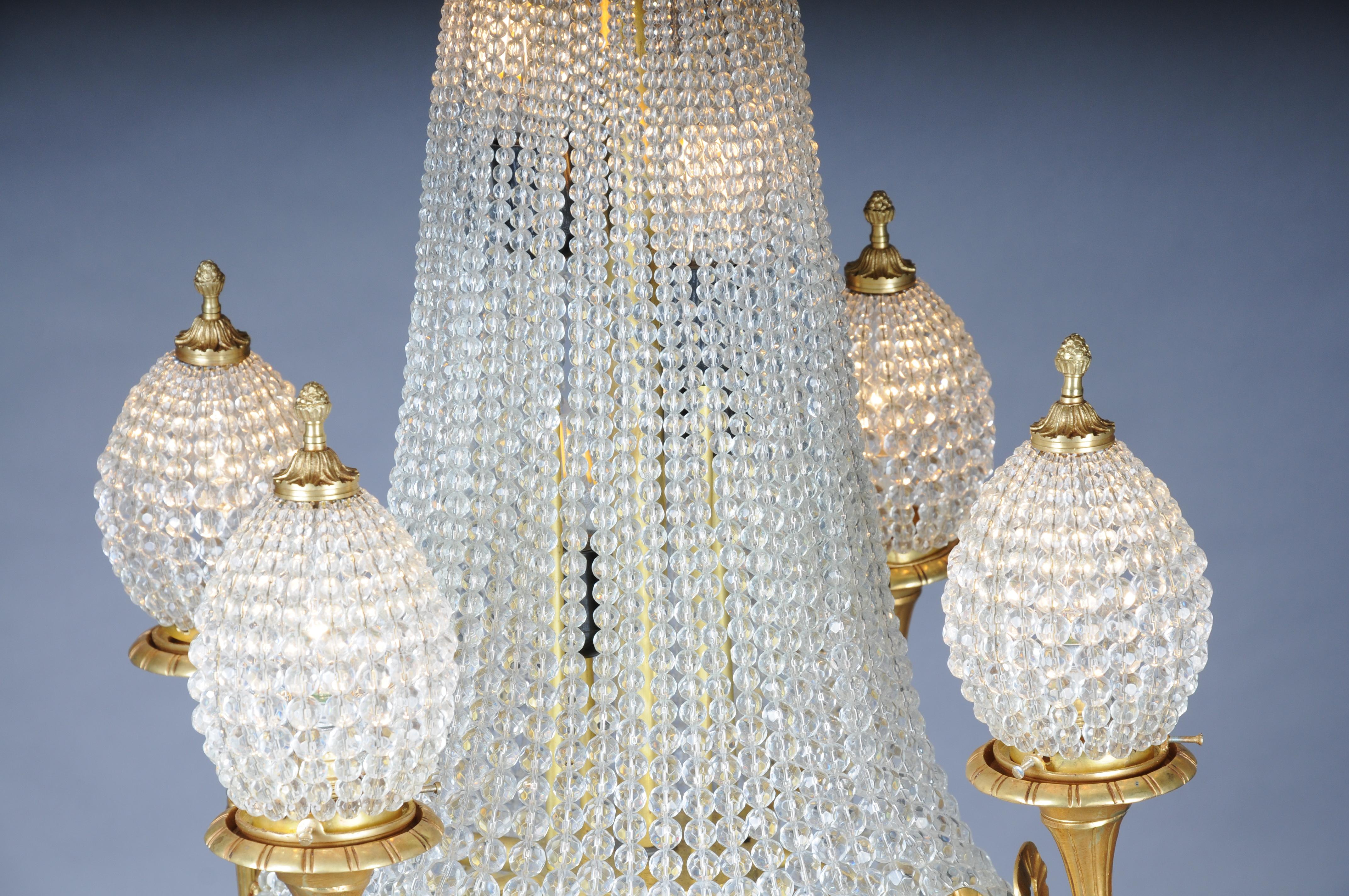 Lampadario in cristallo francese di lusso del XX secolo con prismi sferici e oro in vendita 7