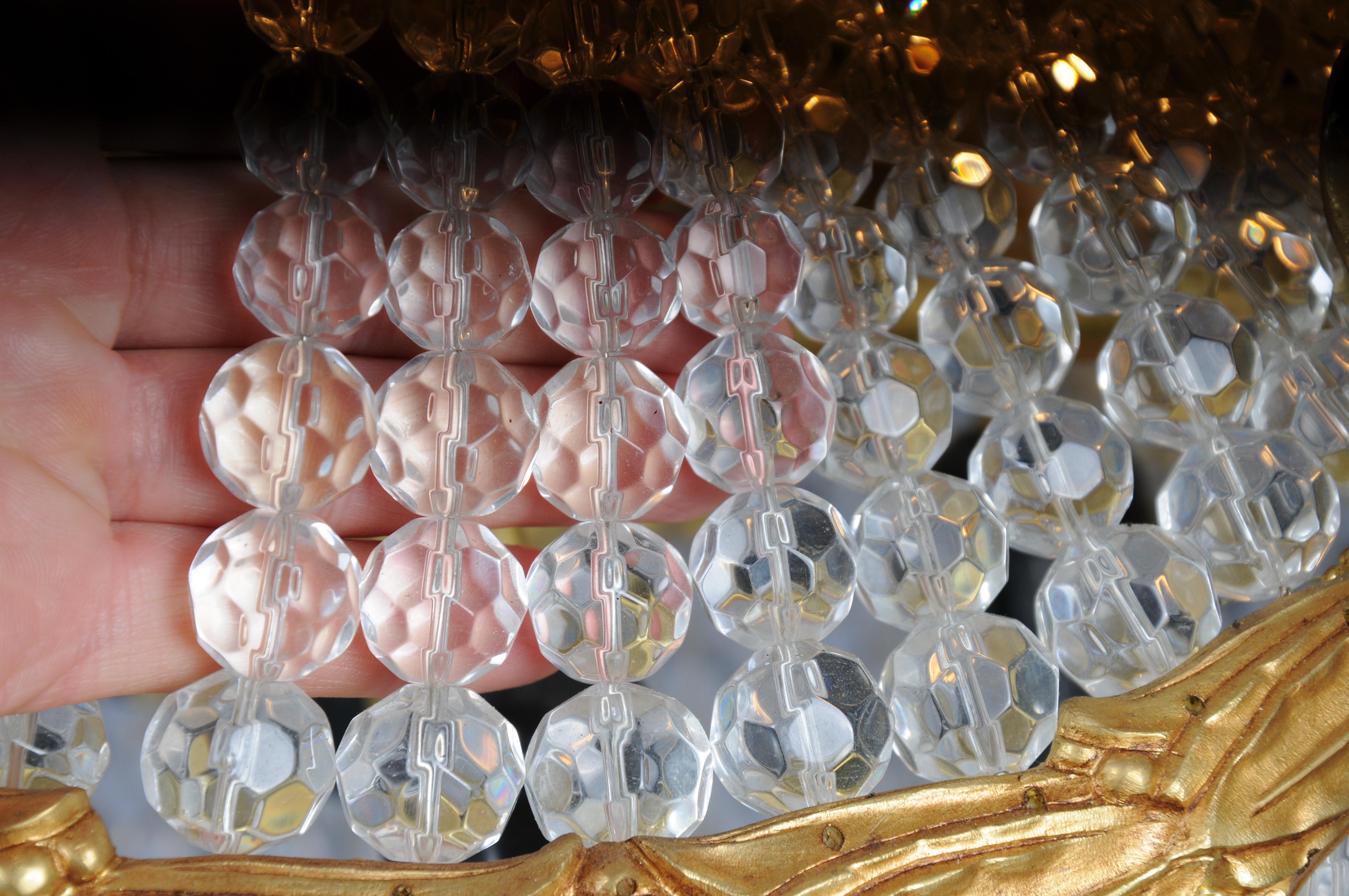 Lampadario in cristallo francese di lusso del XX secolo con prismi sferici e oro in vendita 9