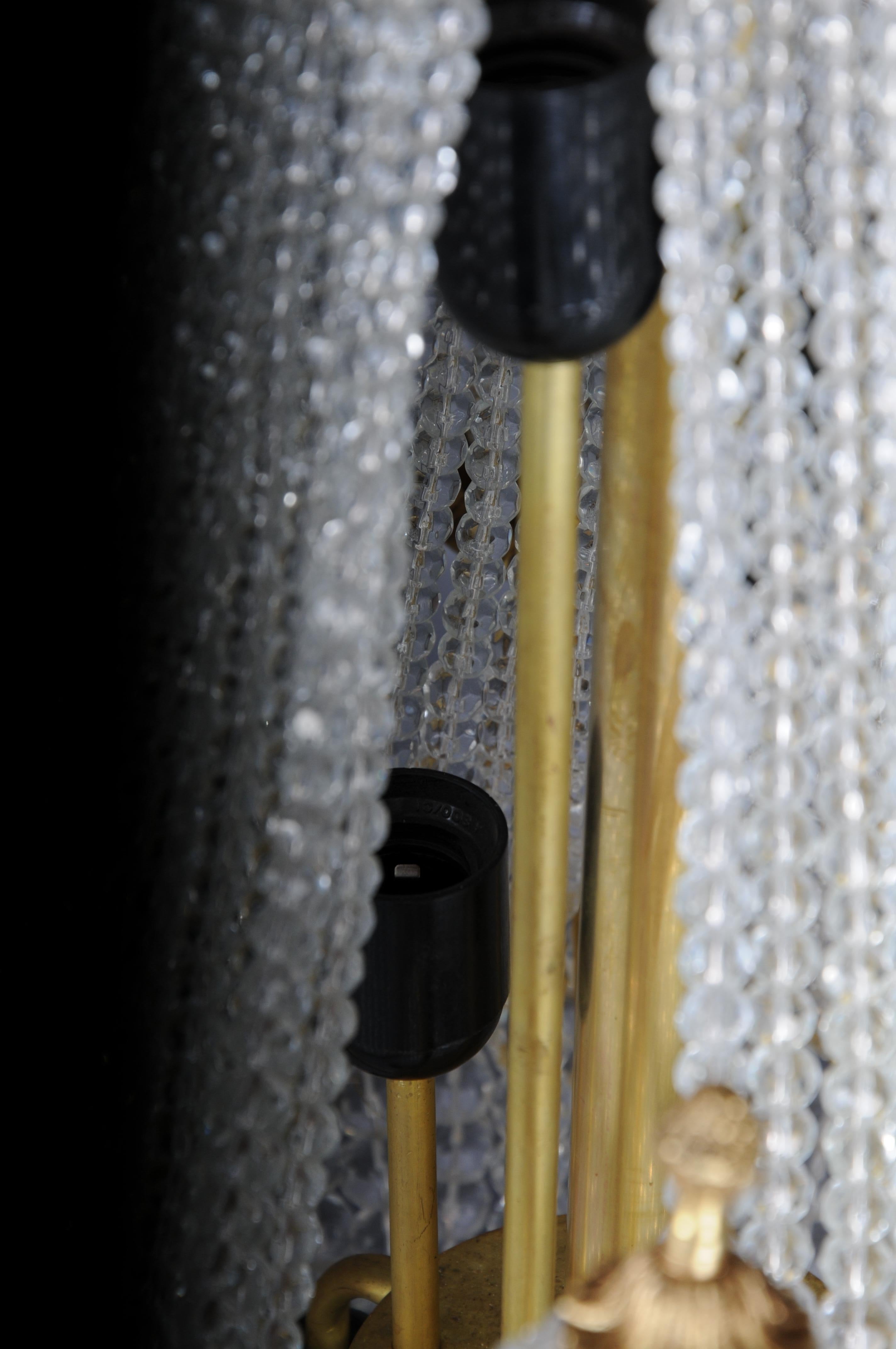 Lampadario in cristallo francese di lusso del XX secolo con prismi sferici e oro in vendita 10