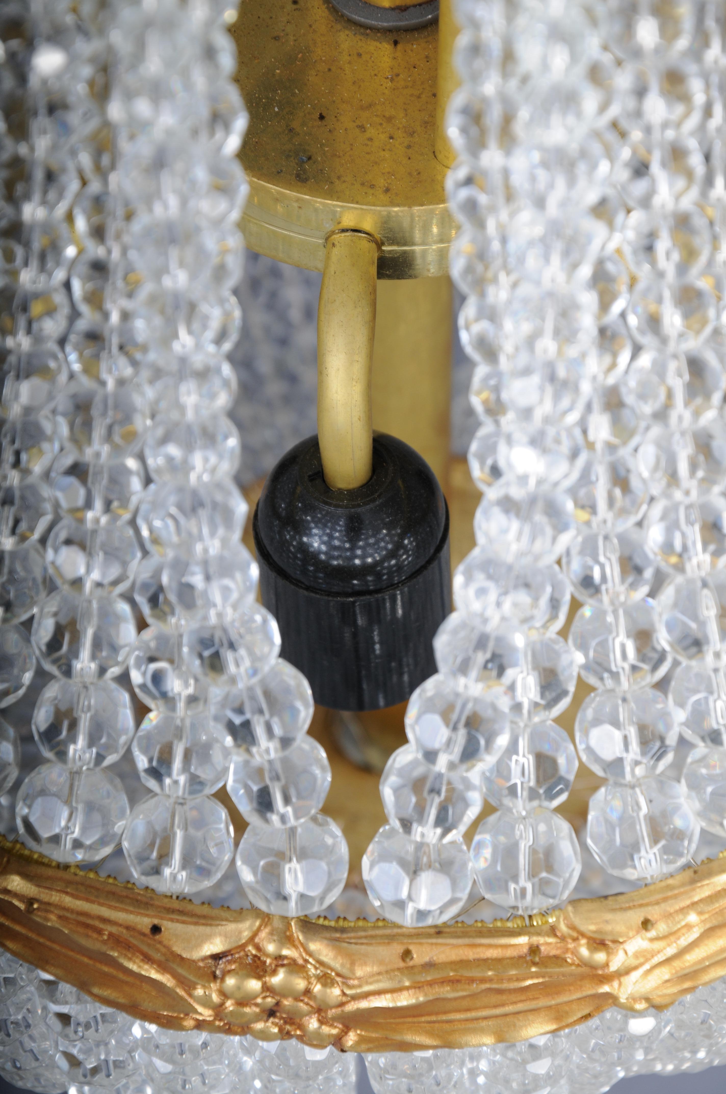 Lampadario in cristallo francese di lusso del XX secolo con prismi sferici e oro in vendita 11