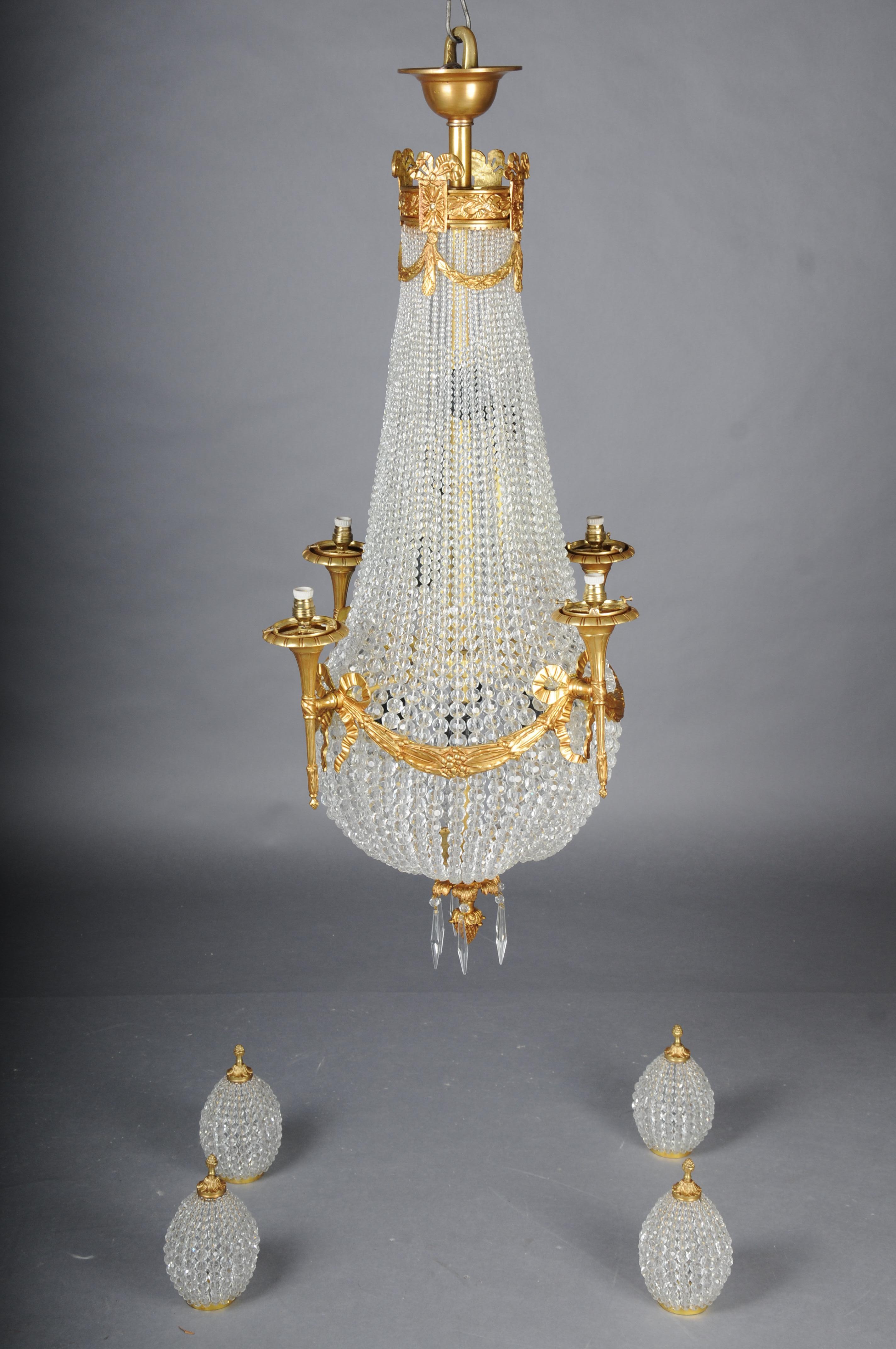 Lussuoso lampadario in cristallo francese del XX secolo con prismi sferici e oro.

Corpo a forma di pera con quattro torce a forma di lanterna collegate da ghirlande pendenti. Stile classico.

Il lampadario è caratterizzato da prismi lunghi e