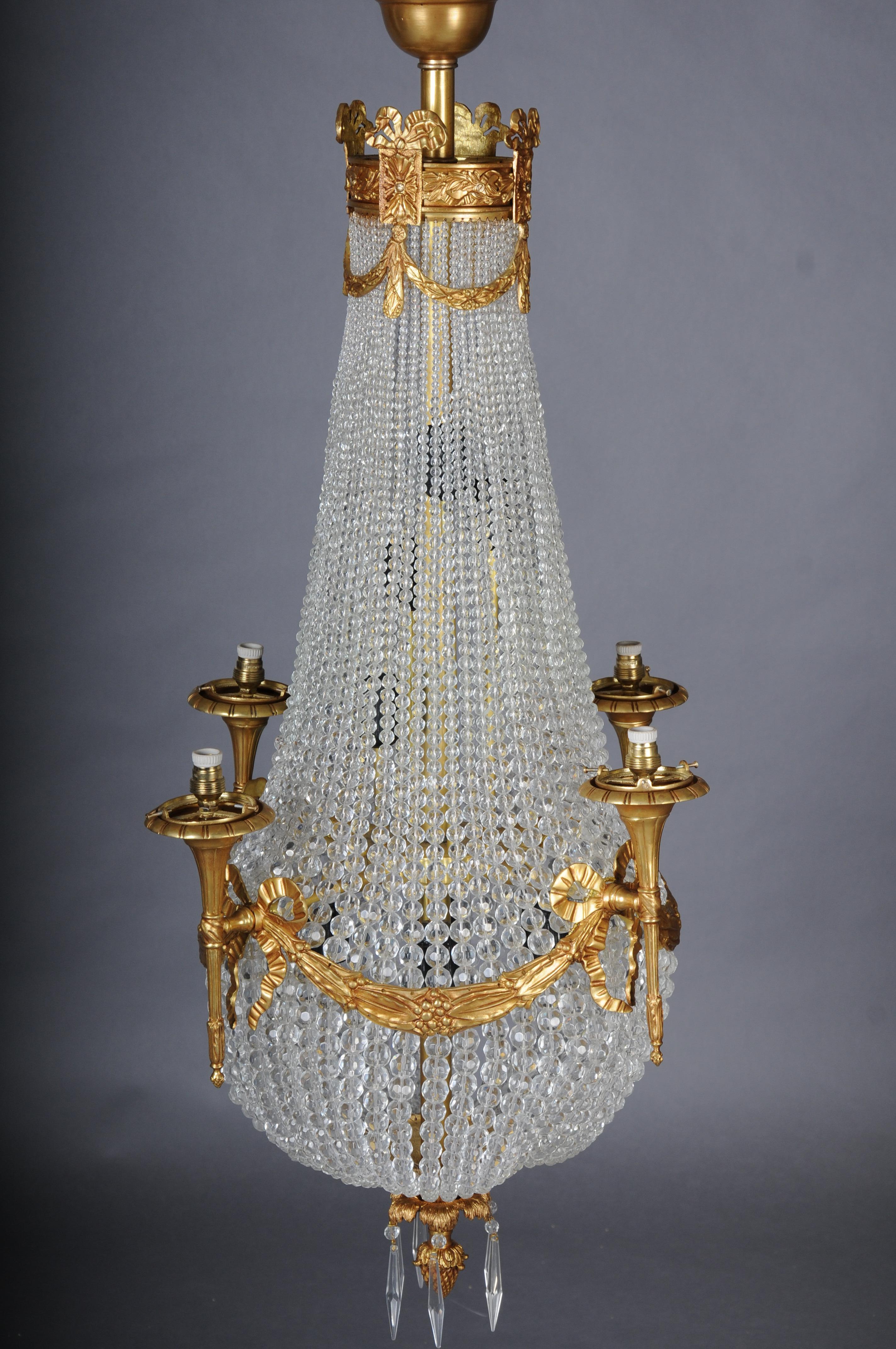 Lampadario in cristallo francese di lusso del XX secolo con prismi sferici e oro In condizioni buone in vendita a Berlin, DE