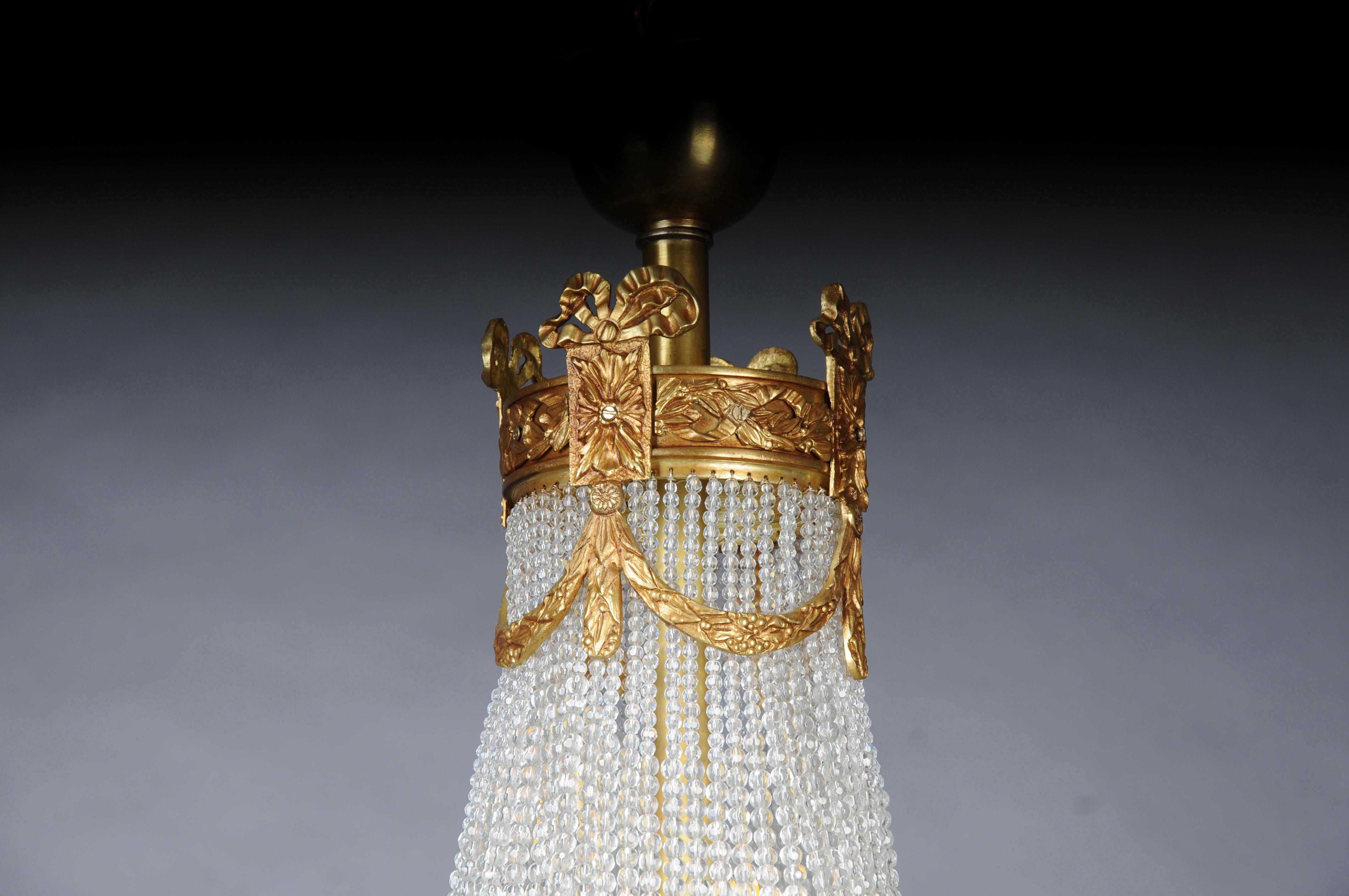 Lampadario in cristallo francese di lusso del XX secolo con prismi sferici e oro in vendita 2