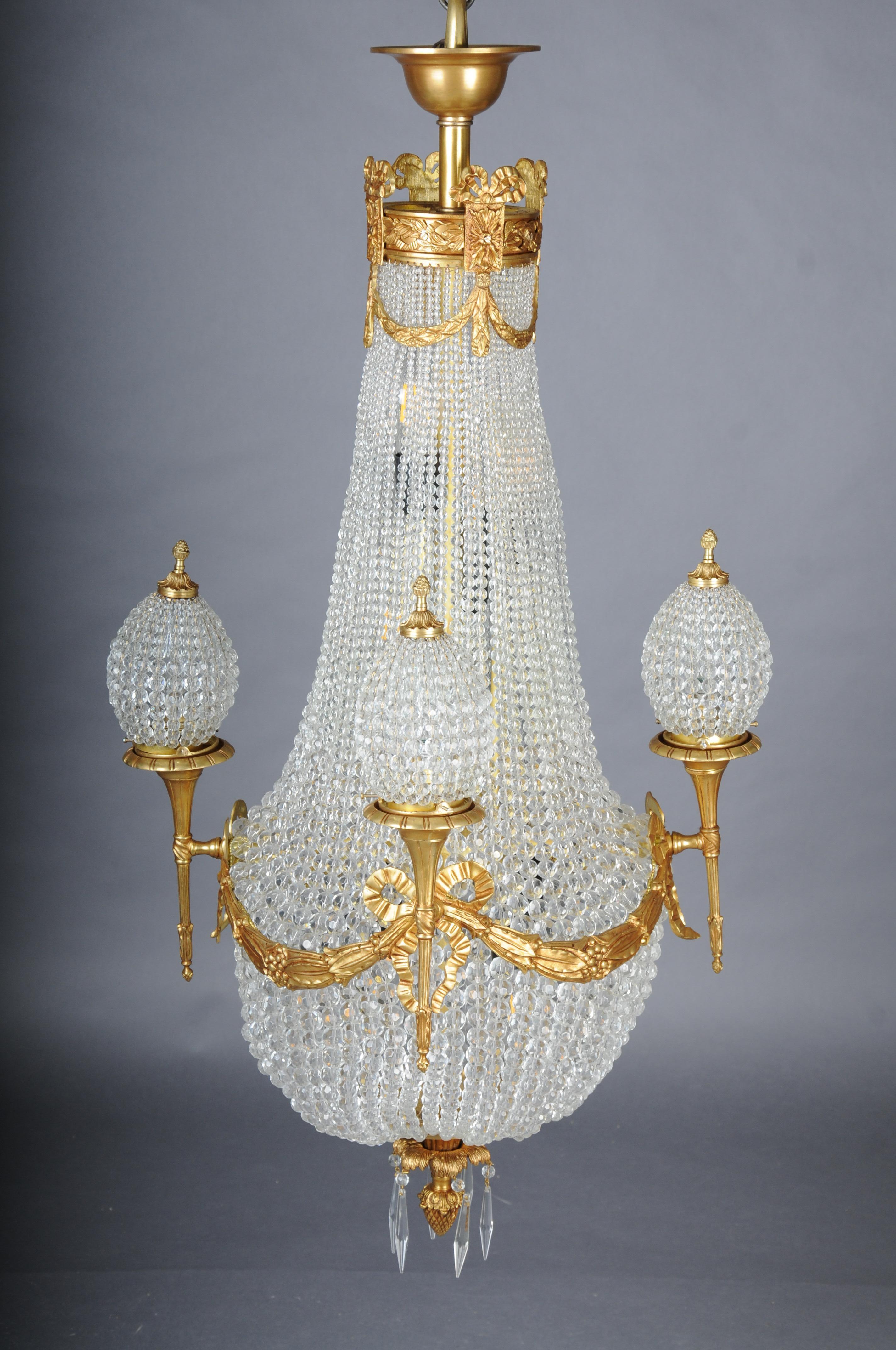 Lampadario in cristallo francese di lusso del XX secolo con prismi sferici e oro in vendita 5