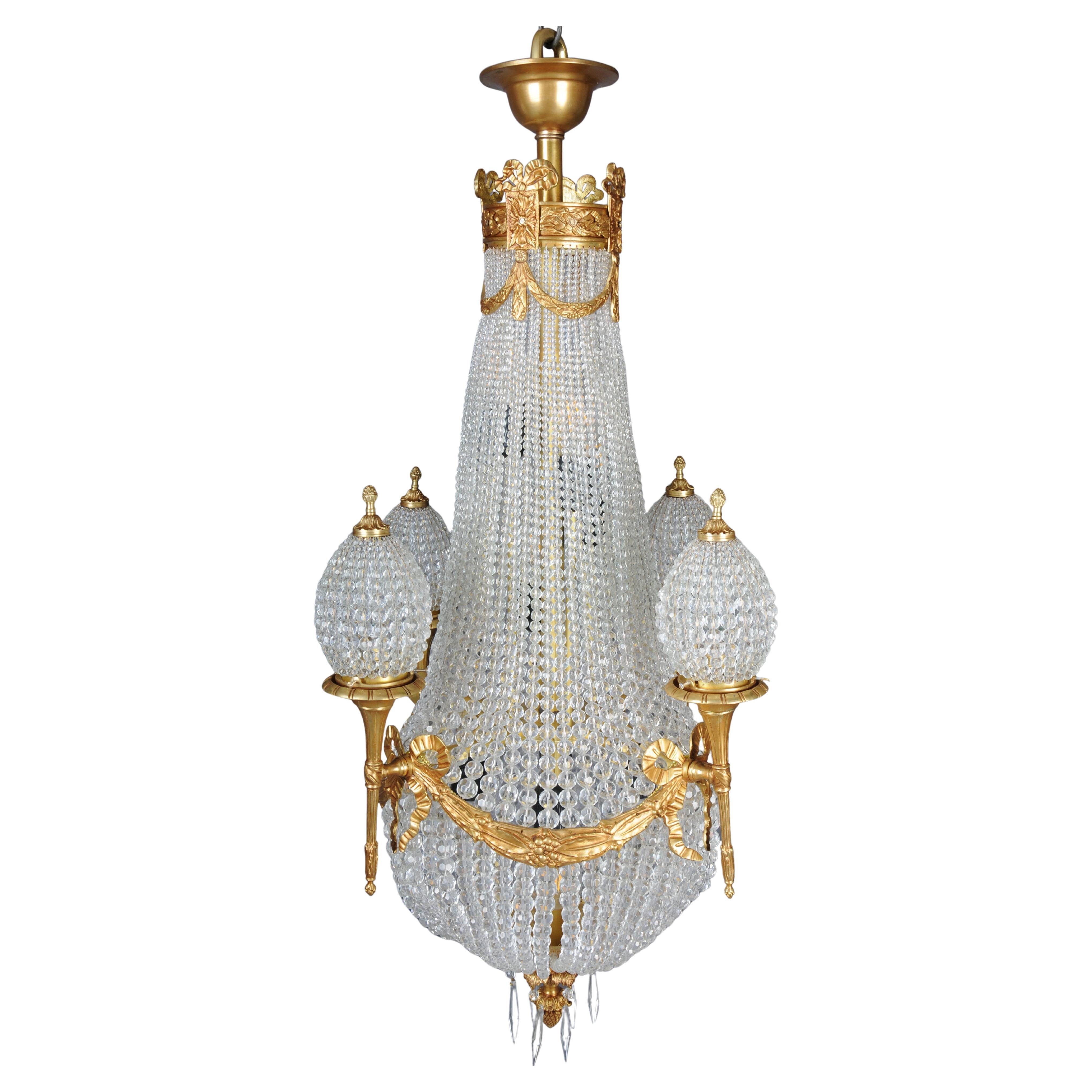 Lampadario in cristallo francese di lusso del XX secolo con prismi sferici e oro in vendita