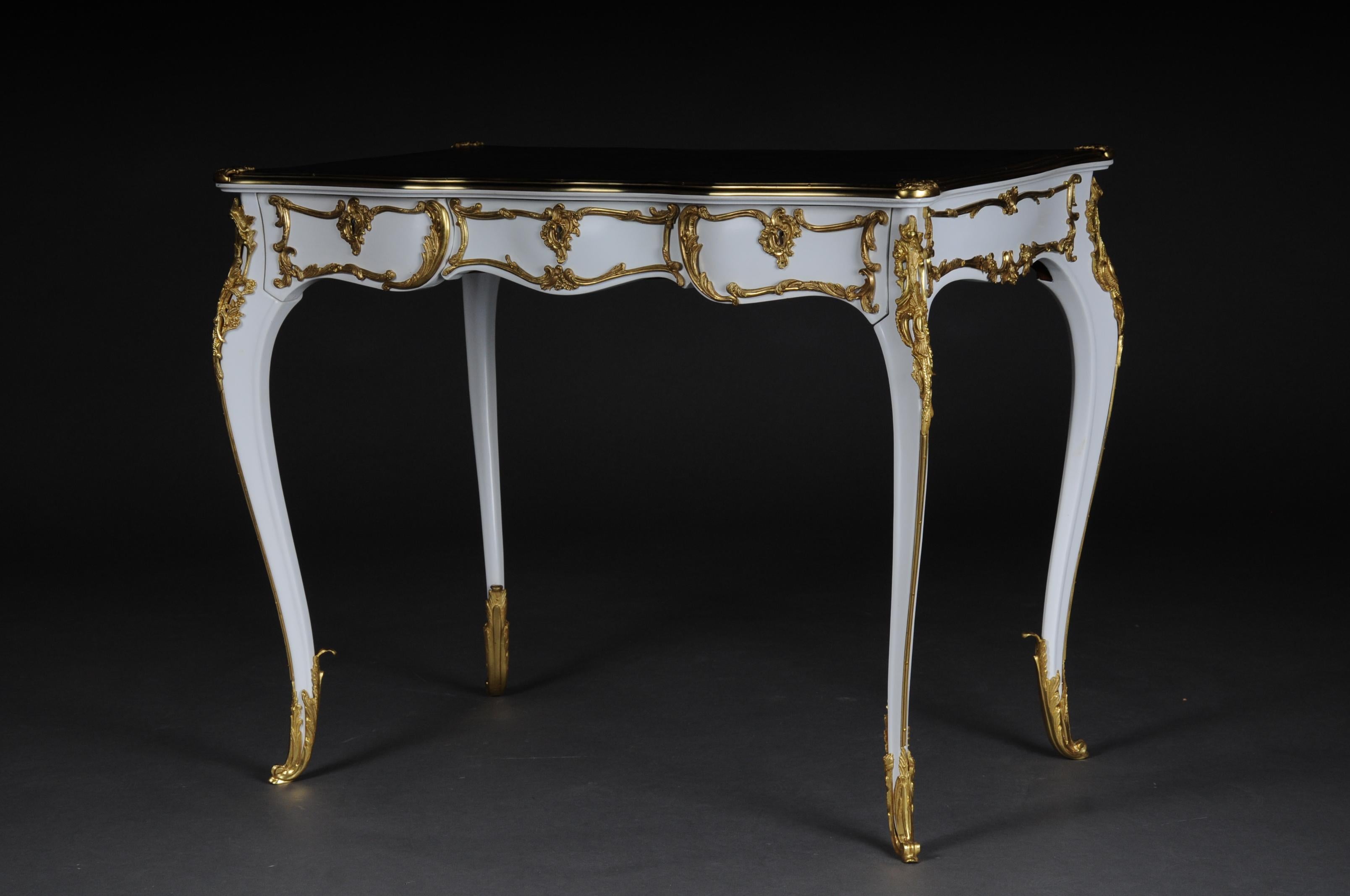 Luxuriöser weißer Bureau Plat / Schreibtisch im Louis XV-Stil des 20. Jahrhunderts (Louis XV.) im Angebot