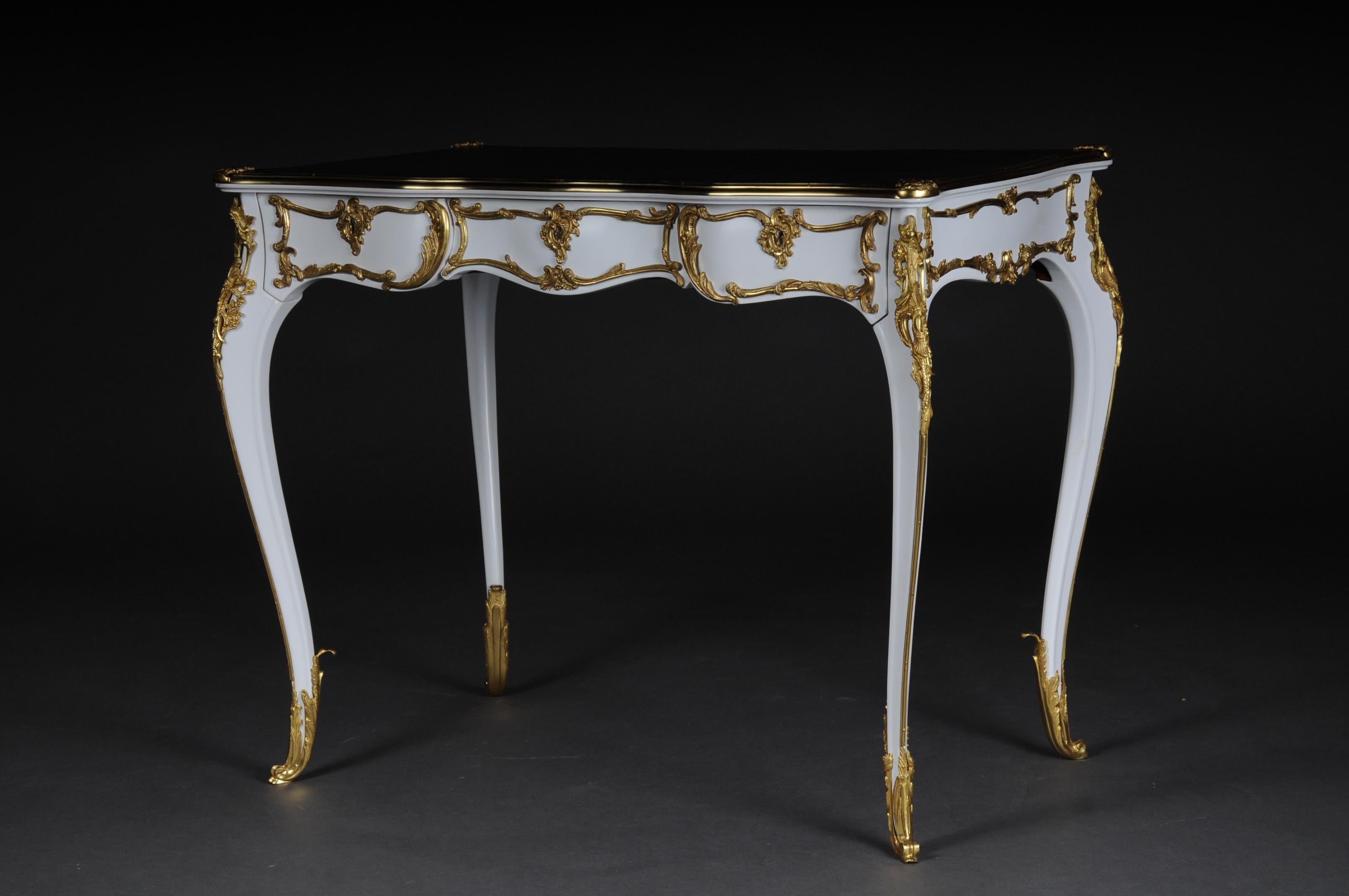 Français Bureau plat/bureau d'écriture blanc luxueux du 20ème siècle de style Louis XV en vente