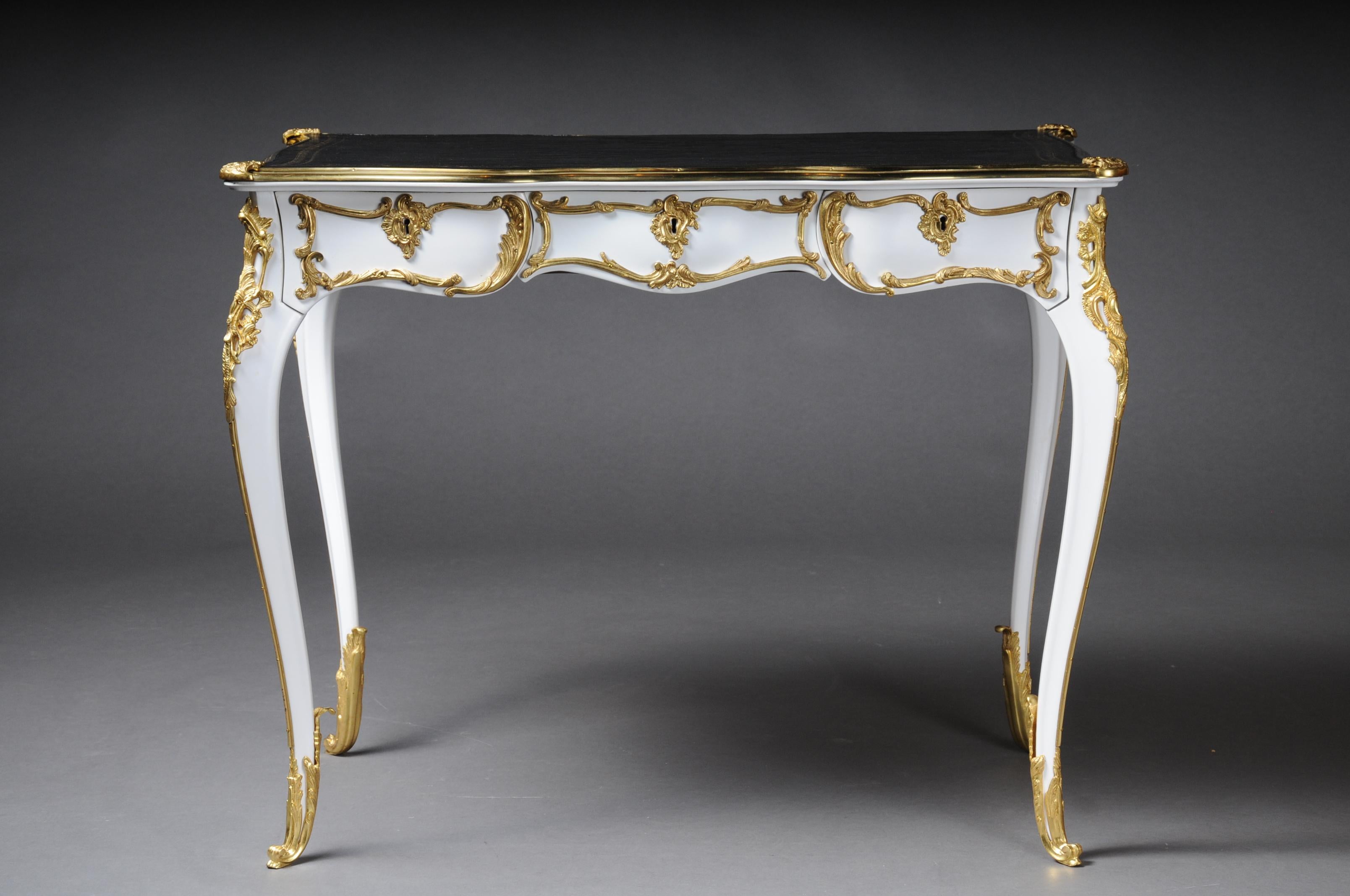 Doré Bureau plat/bureau d'écriture blanc luxueux du 20ème siècle de style Louis XV en vente