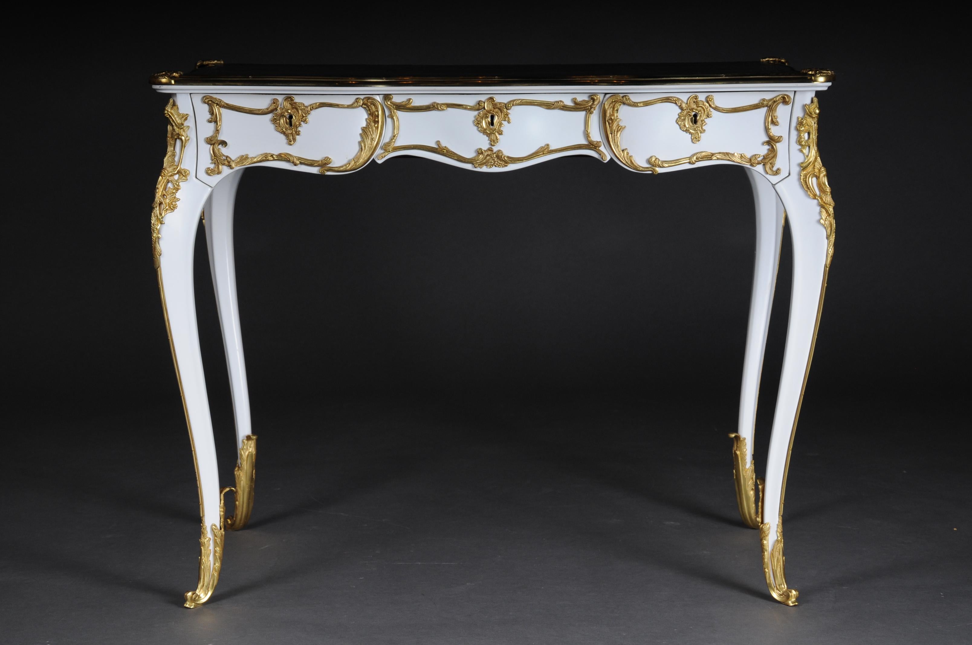 Luxuriöser weißer Bureau Plat / Schreibtisch im Louis XV-Stil des 20. Jahrhunderts (Vergoldet) im Angebot