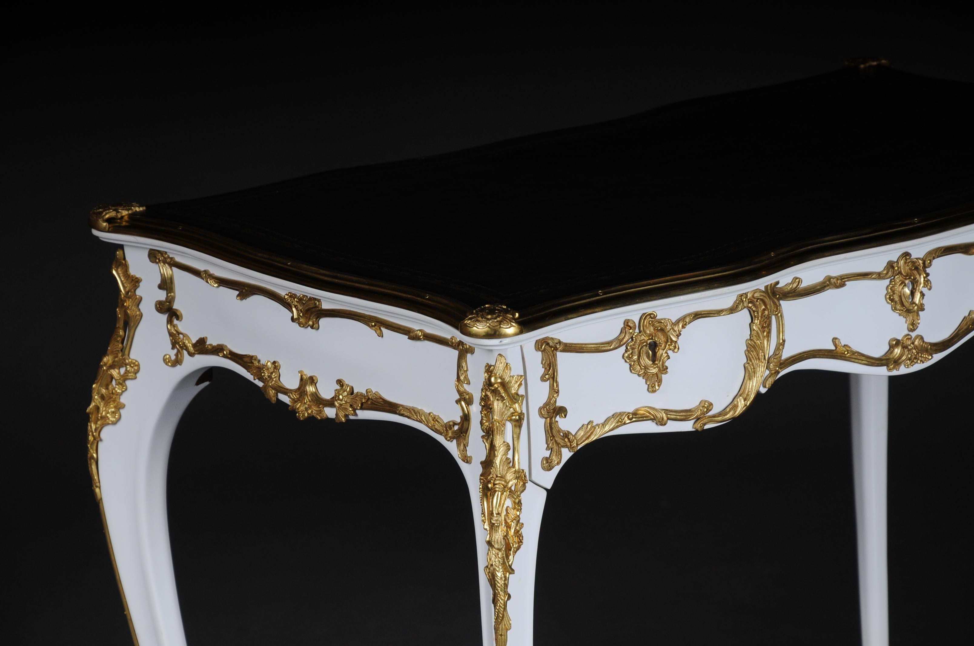 20ième siècle Bureau plat/bureau d'écriture blanc luxueux du 20ème siècle de style Louis XV en vente