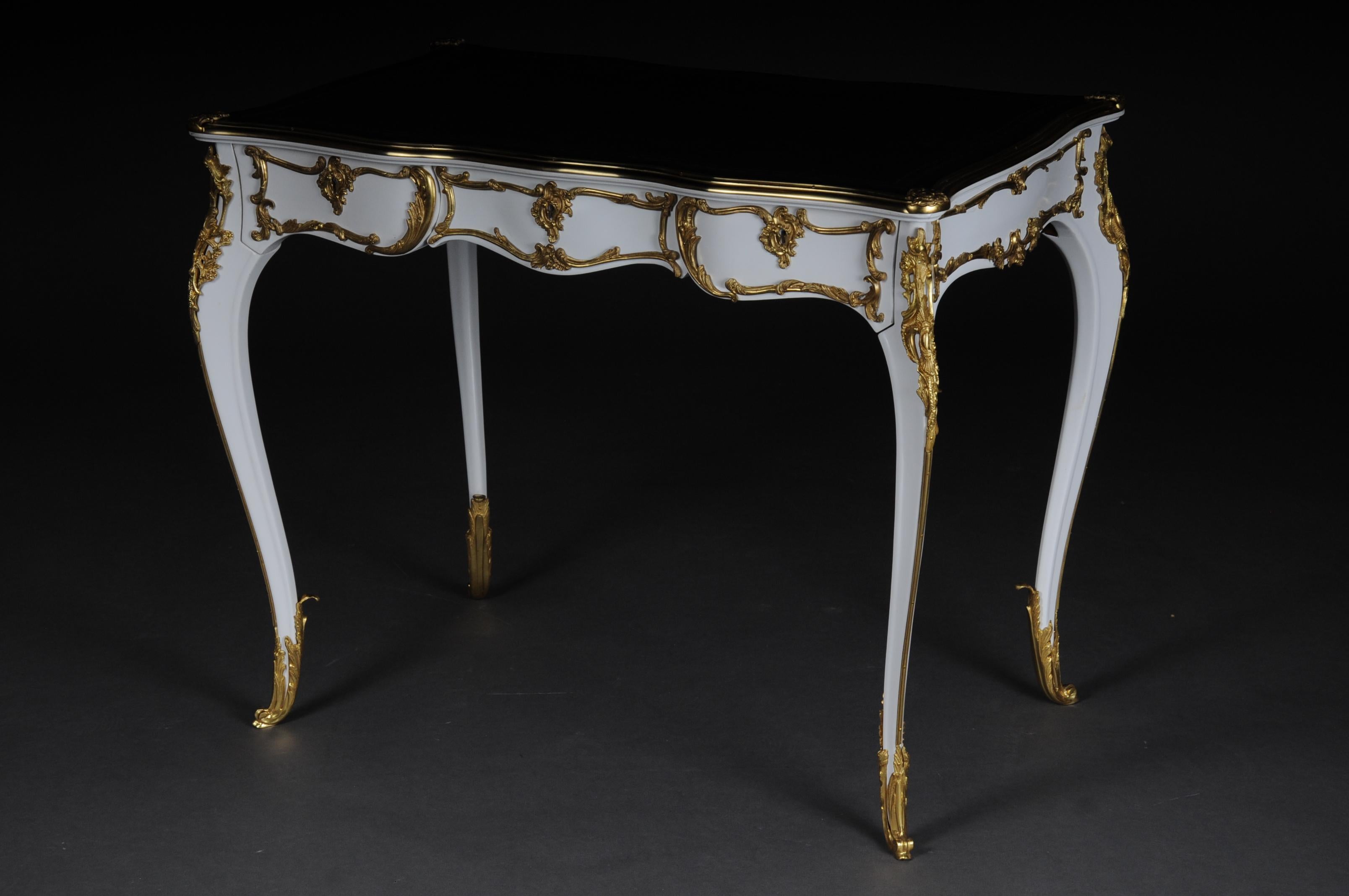 Bureau plat/bureau d'écriture blanc luxueux du 20ème siècle de style Louis XV en vente 2
