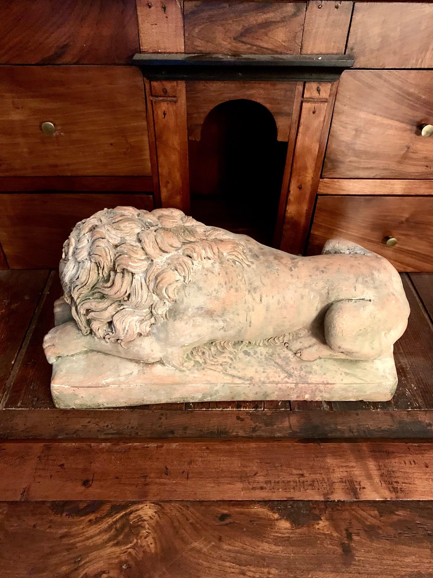 Lyngl-Löwen-Skulptur aus Terrakotta aus dem 20. Jahrhundert im Angebot 5