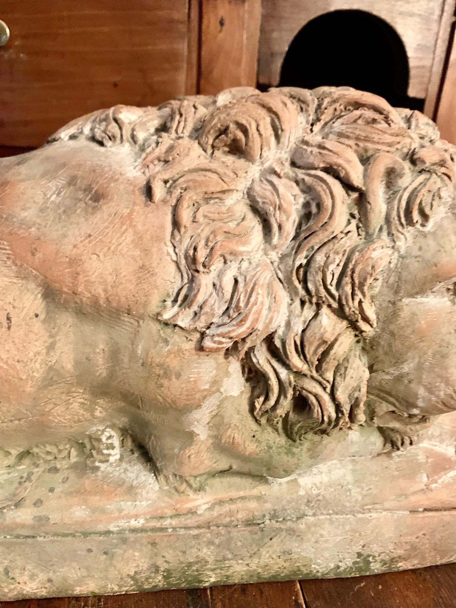 Lyngl-Löwen-Skulptur aus Terrakotta aus dem 20. Jahrhundert im Angebot 6