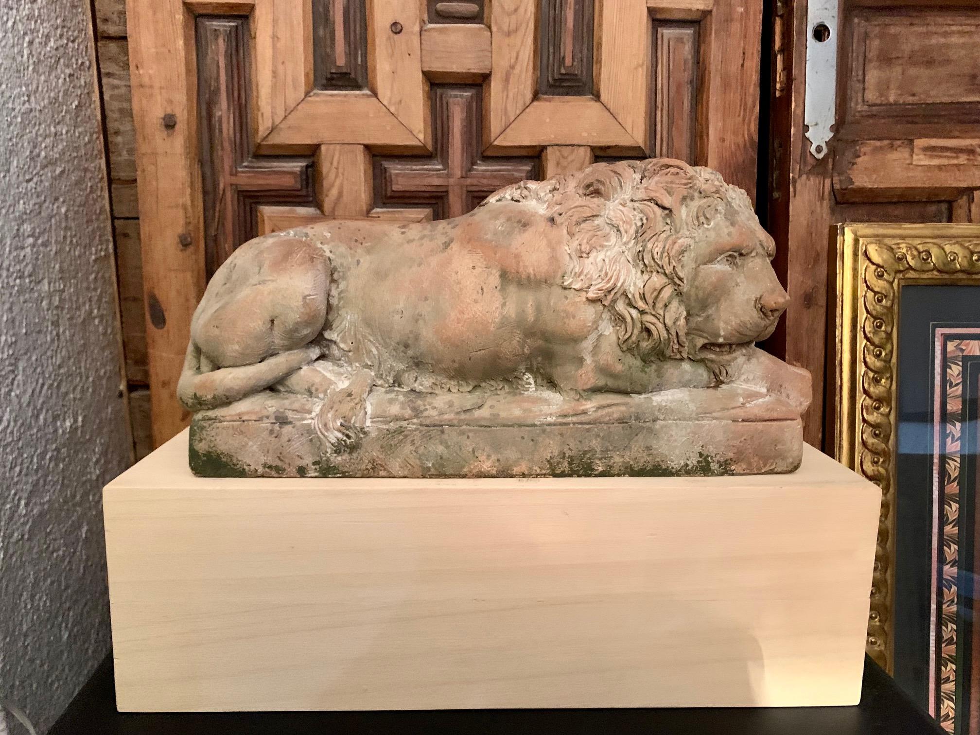 Lyngl-Löwen-Skulptur aus Terrakotta aus dem 20. Jahrhundert im Angebot 7