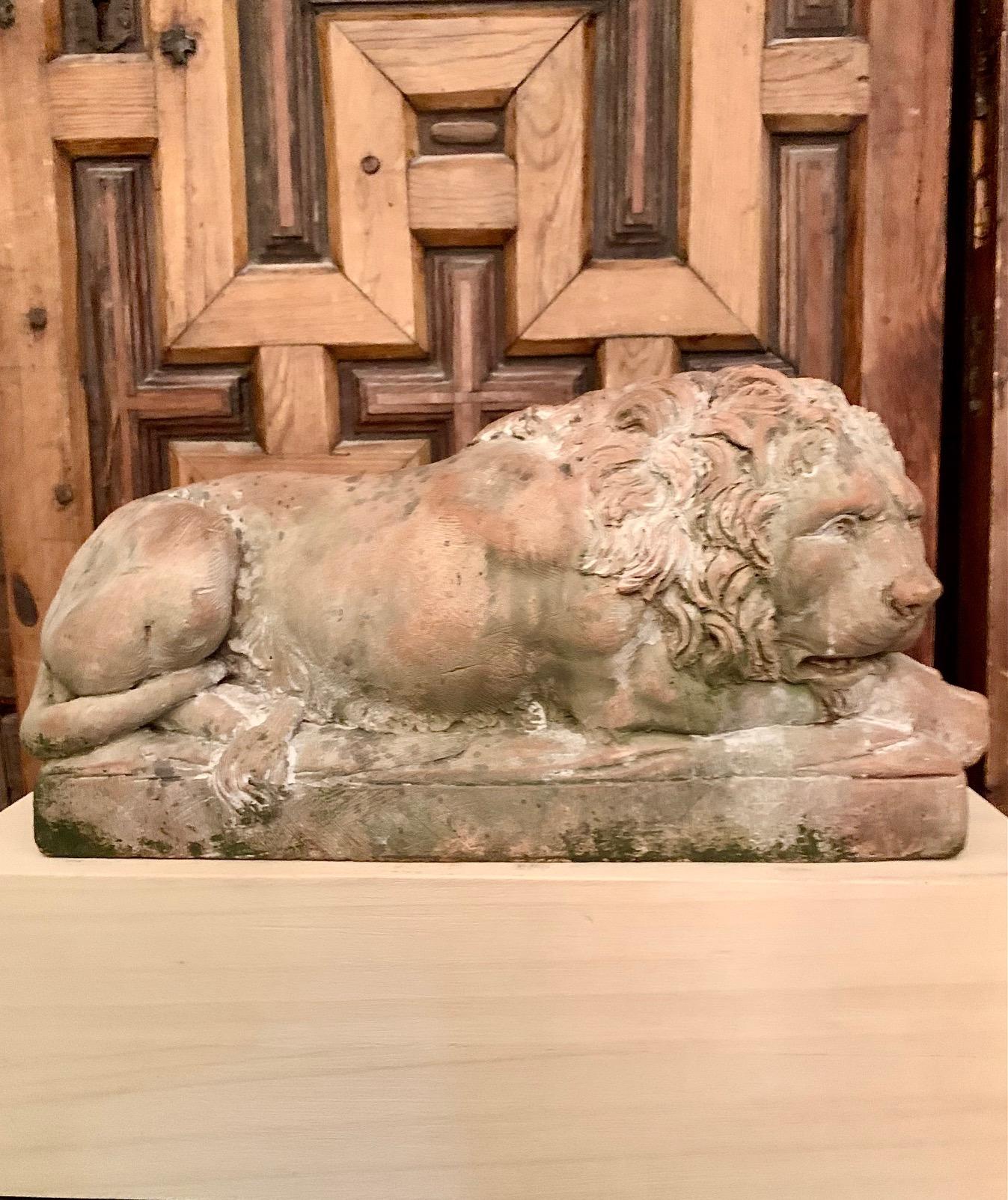 Lyngl-Löwen-Skulptur aus Terrakotta aus dem 20. Jahrhundert im Angebot 8
