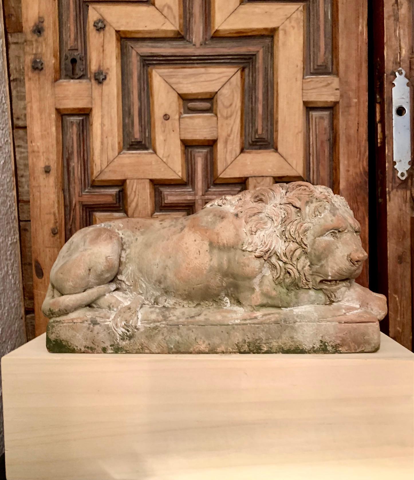 Lyngl-Löwen-Skulptur aus Terrakotta aus dem 20. Jahrhundert im Angebot 10