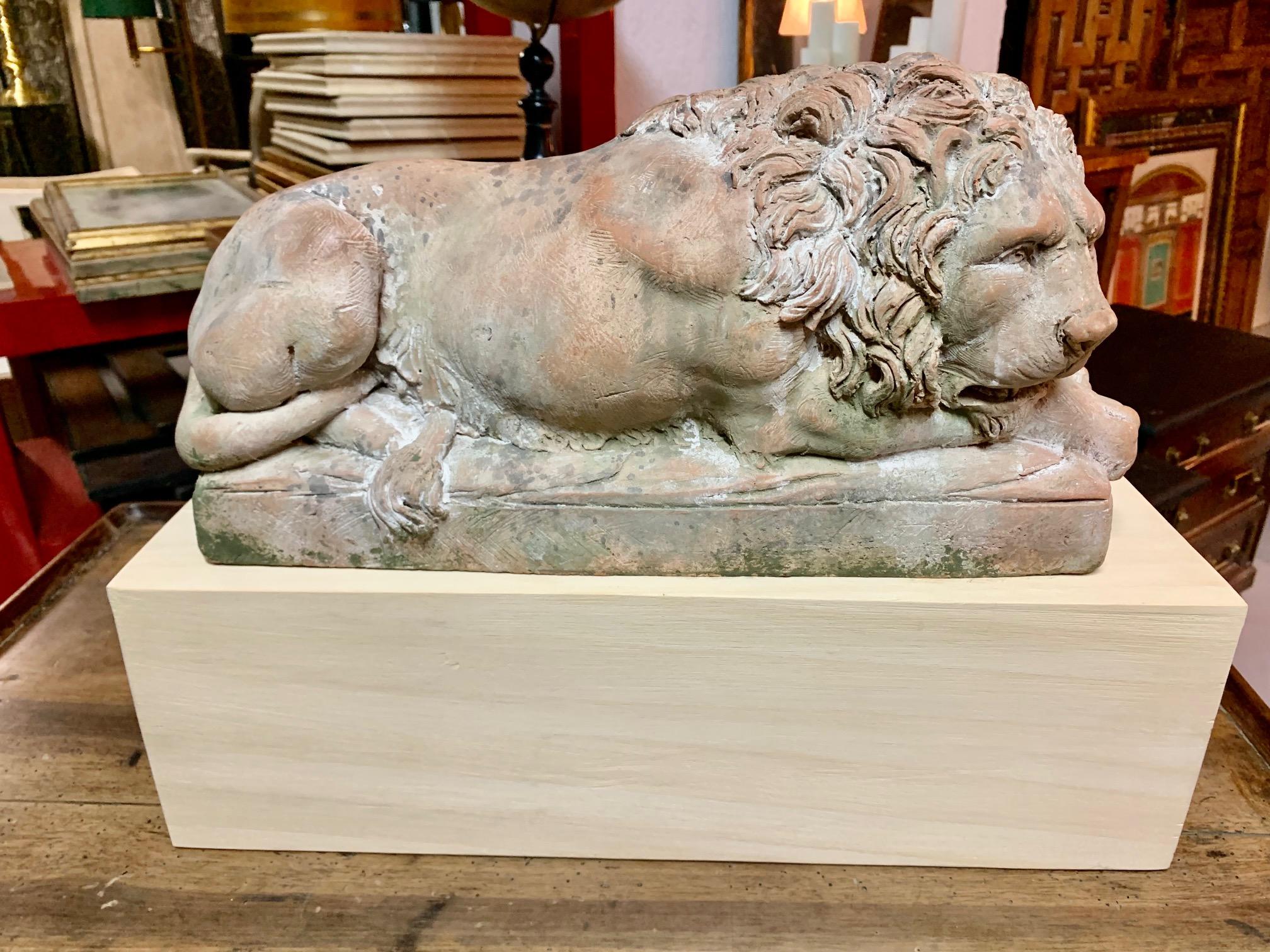 Eine schöne italienische Terrakotta-Skulptur, die einen liegenden Löwen darstellt, ist möglicherweise eine Nachbildung des berühmten Denkmals Der verwundete Löwe in Luzern.