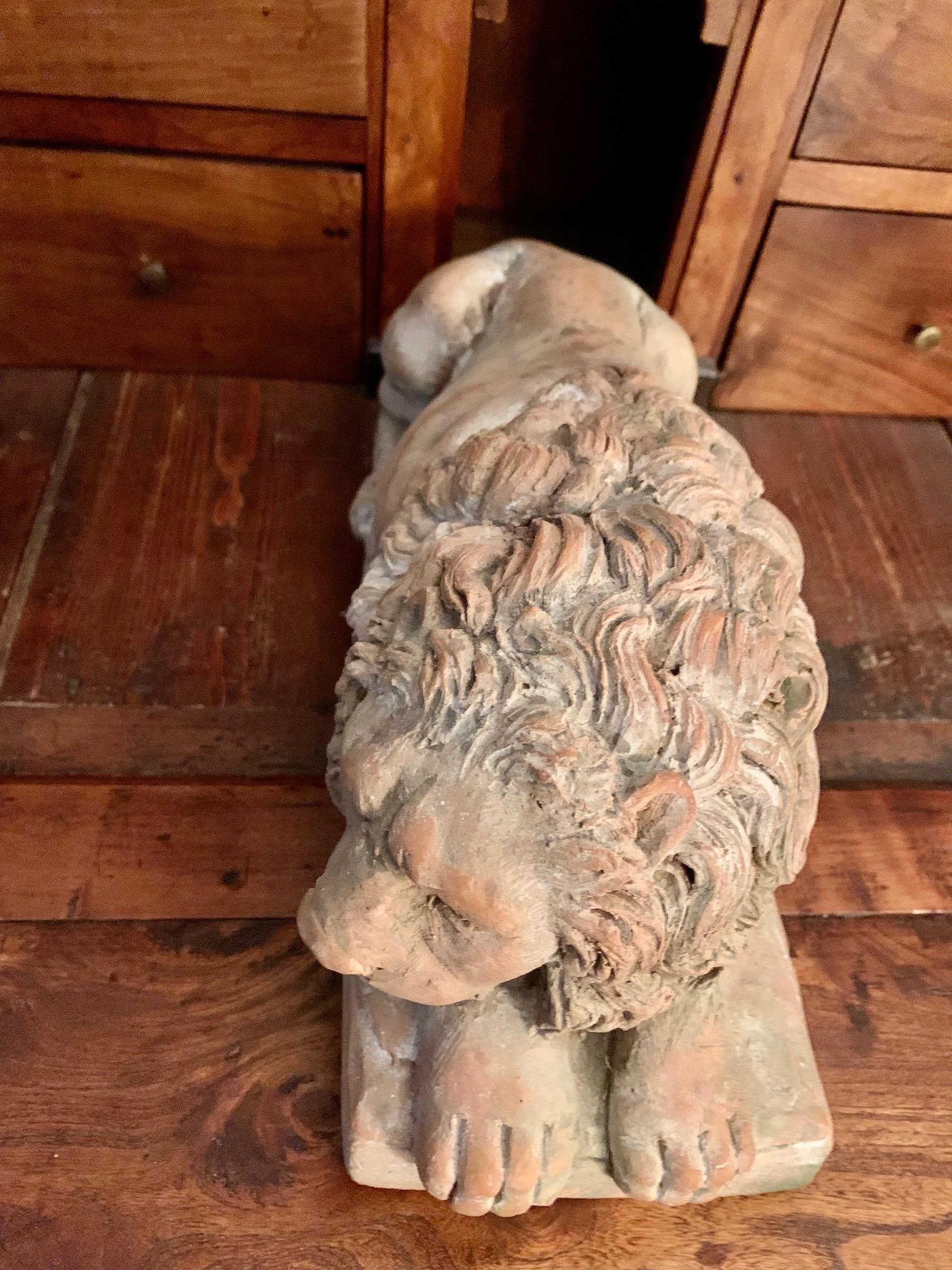 Lyngl-Löwen-Skulptur aus Terrakotta aus dem 20. Jahrhundert im Angebot 1