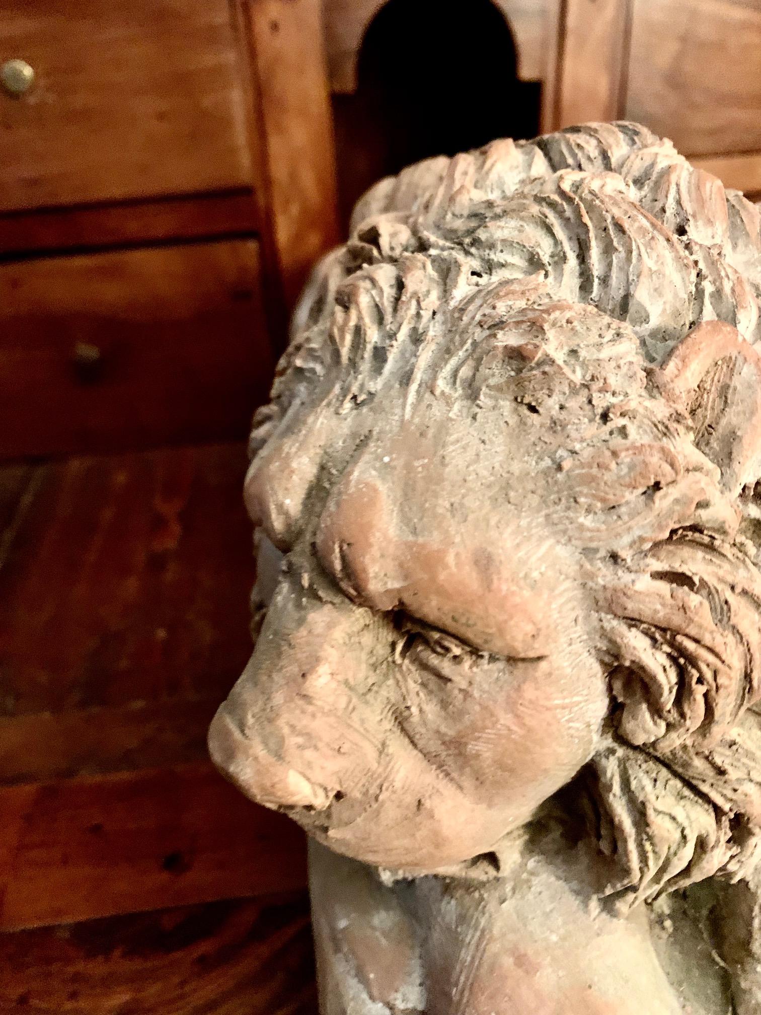Lyngl-Löwen-Skulptur aus Terrakotta aus dem 20. Jahrhundert im Angebot 2