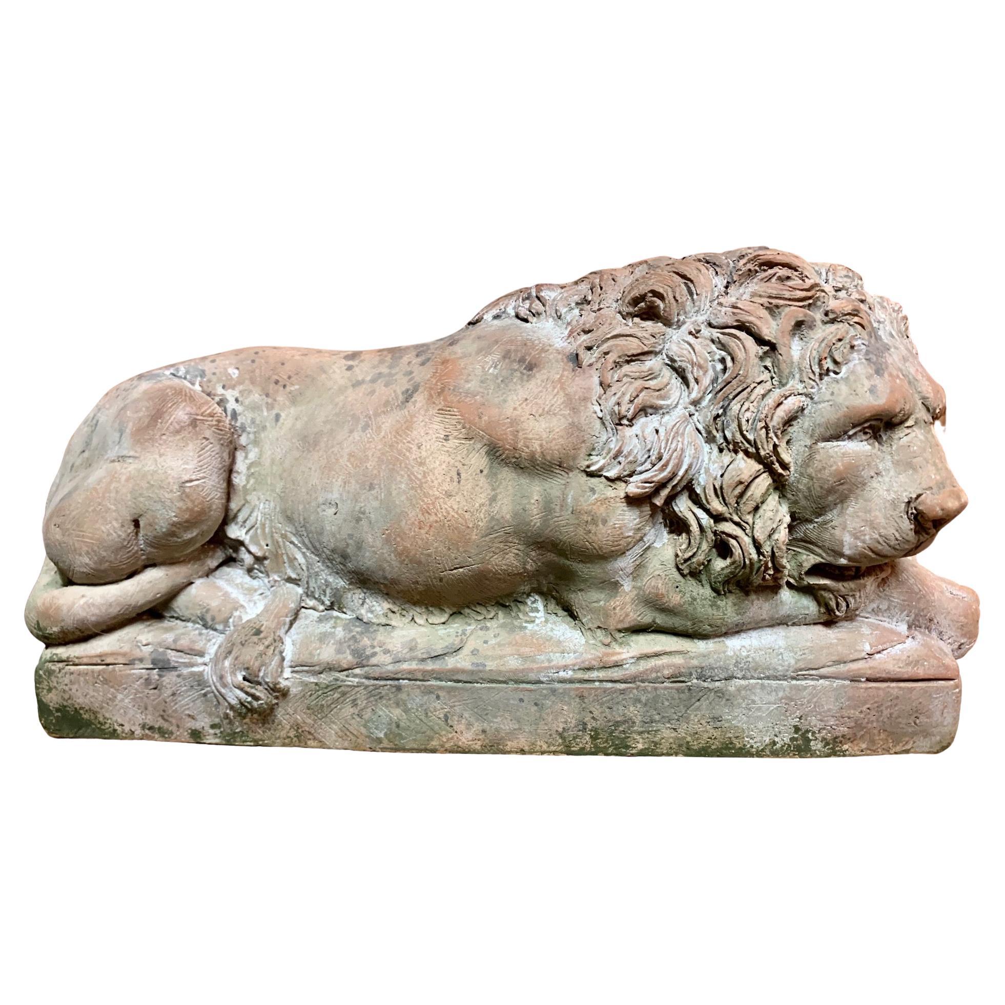 Sculpture de lion Lyngl en terre cuite du XXe siècle