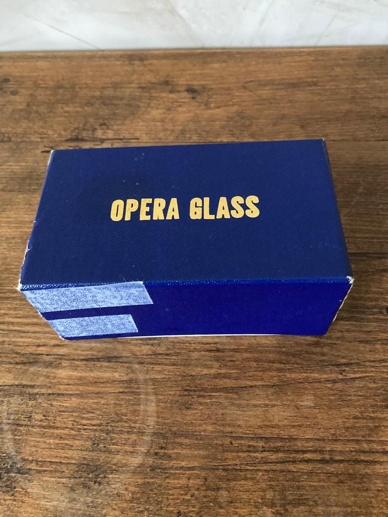 Very nice opera binocular from the 50s in its original fabric pouch and box.
Made of brass. Removable handle using a small key.
Adjustment of the view thanks to a wheel at the front.
Very good state. Made in Japan.
