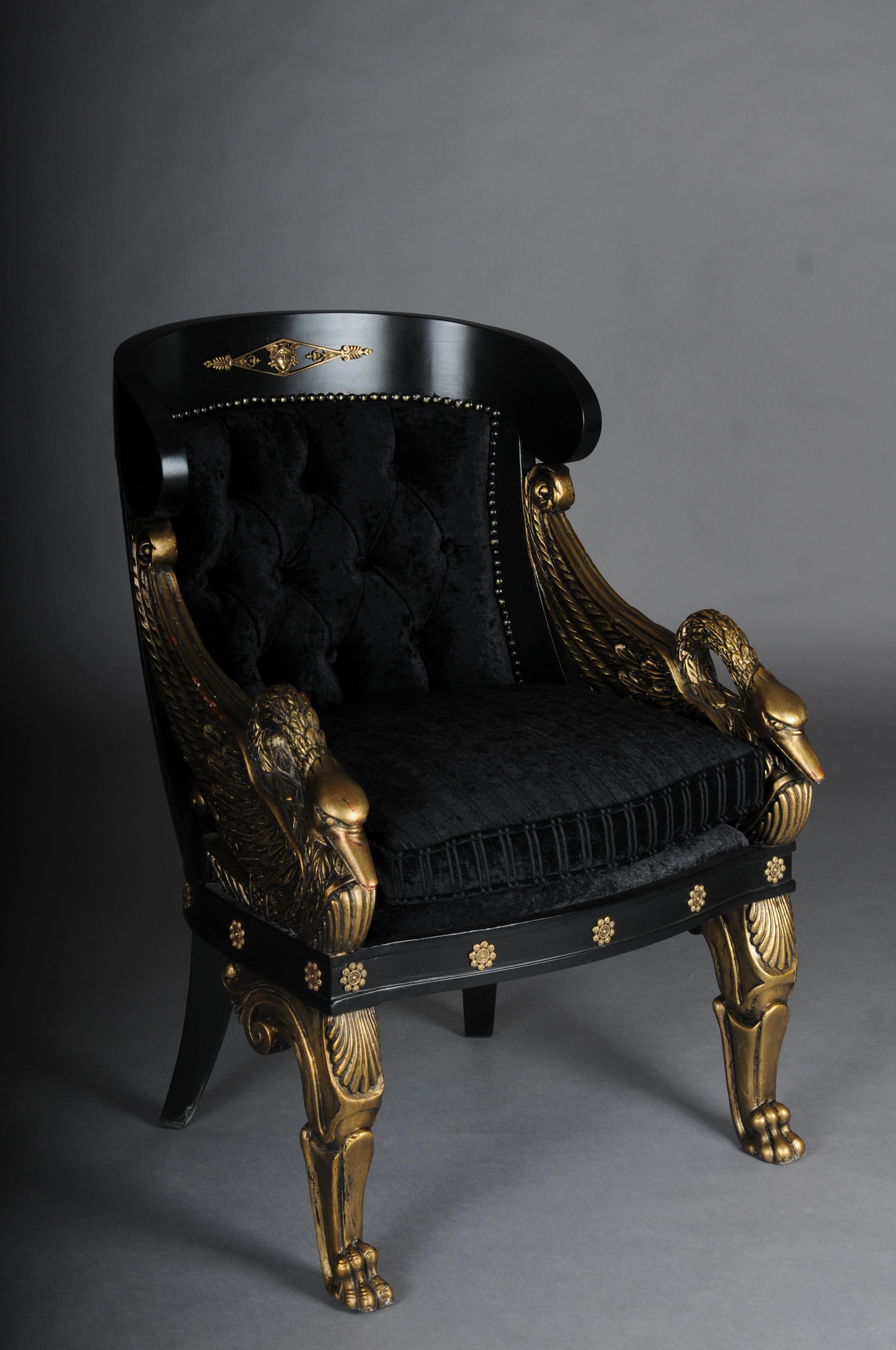 Magnifica sedia/bergere impero del 20° secolo, nera e dorata

In legno massiccio, intagliato a mano, con una lavorazione artigianale molto fine e dettagliata. L'intera struttura è scolpita in legno massiccio di faggio. Tappezzeria classica con